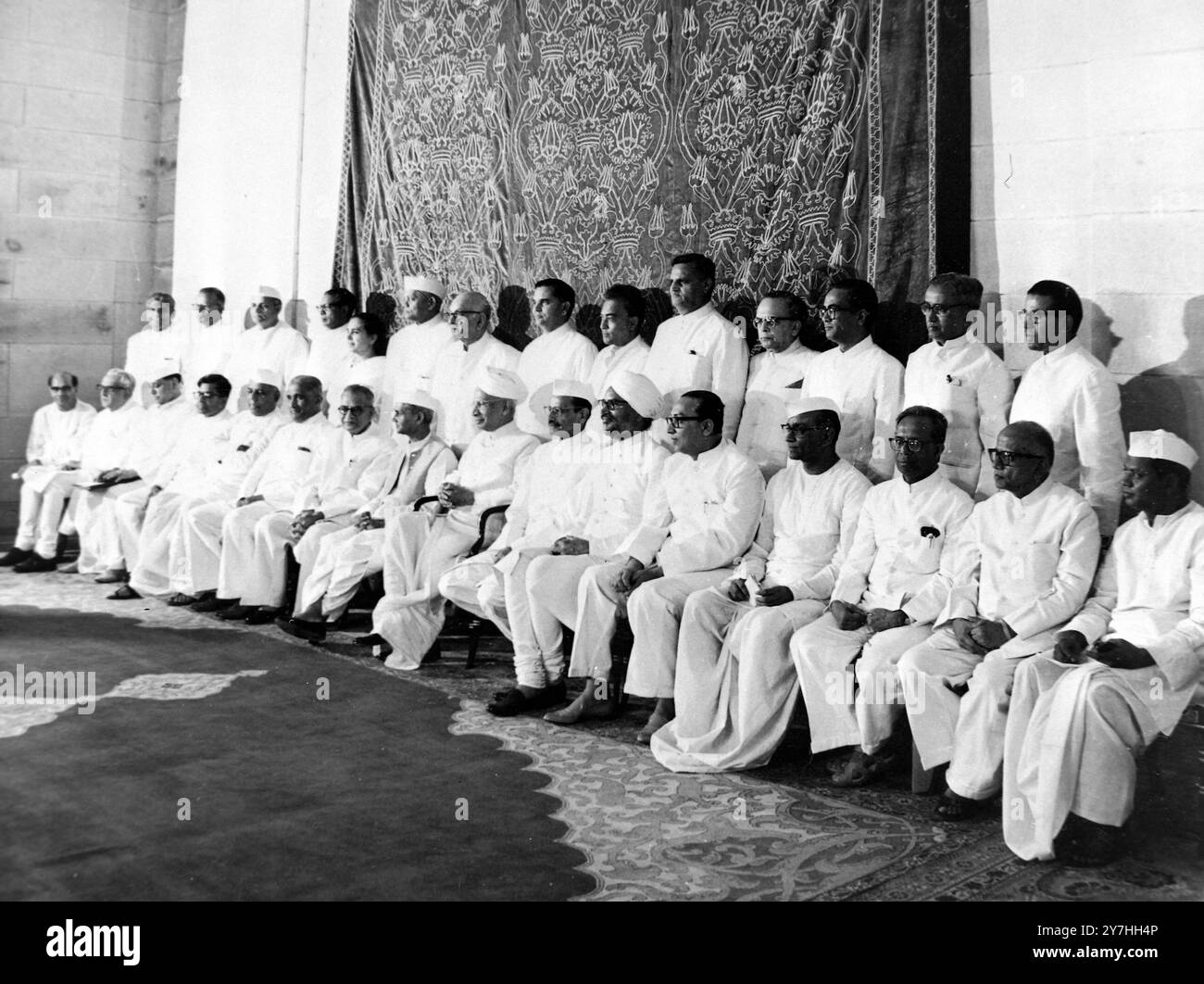 LE PREMIER MINISTRE INDIEN LAL BAHADUR SHASTRI A PRÊTÉ SERMENT EN TANT QUE NOUVEAU CHEF EN INDE - GOUVERNEMENT TOUT LE CABINET ; 10 JUIN 1964 Banque D'Images