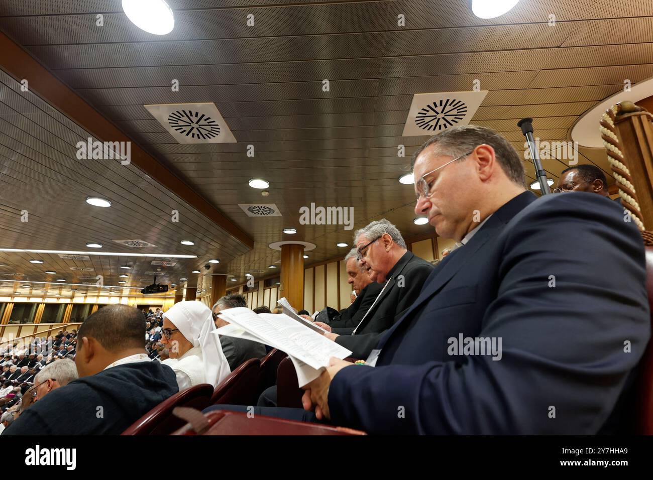 Cité du Vatican, Vatican. 30 septembre 2024. Cité du Vatican, 30 septembre 2024. Les participants assistent à l'ouverture de la retraite spirituelle dédiée aux membres, délégués fraternels et invités spéciaux lors de la deuxième session de la XVI Assemblée générale ordinaire du Synode des évêques crédit : Riccardo de Luca - Update images/Alamy Live News Banque D'Images