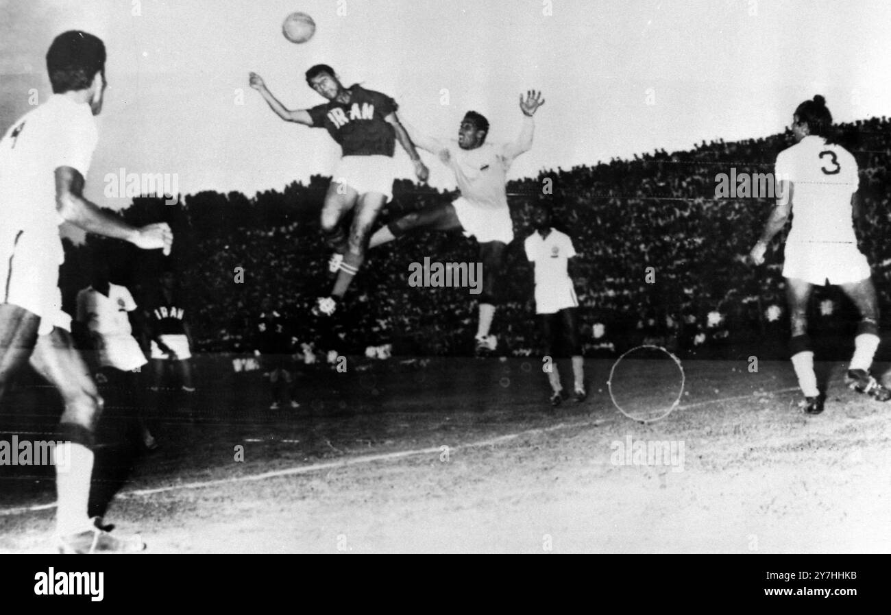 FOOTBALL IRAN V PHOTO D'ACTION INDIENNE À TÉHÉRAN ; 9 JUIN 1964 Banque D'Images