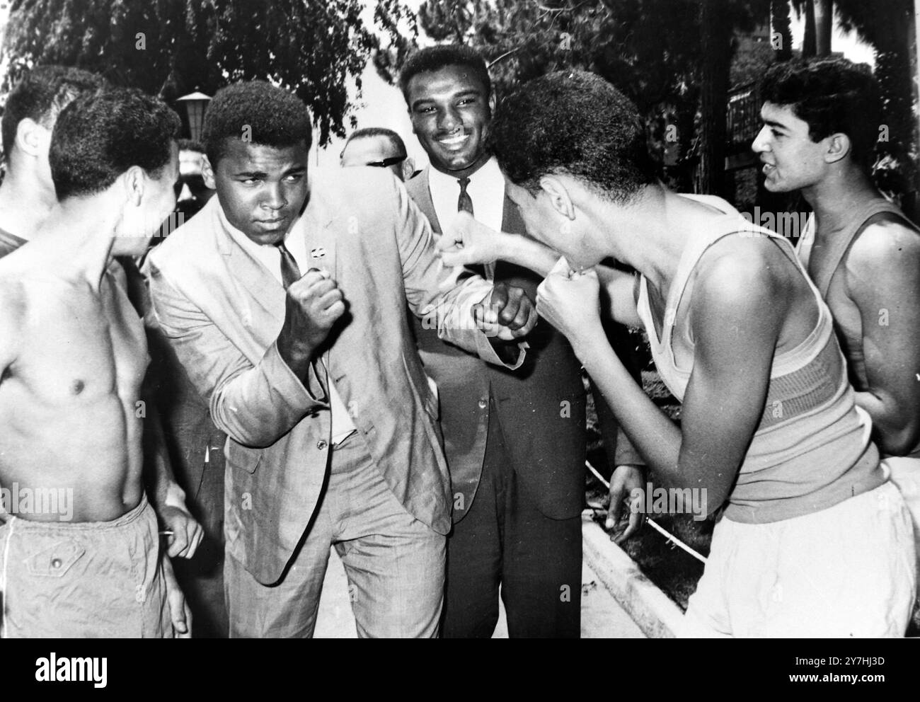 LE CHAMPION DE BOXE AMÉRICAIN CASSIUS MARCELIUS CLAY MUHAMMAD ALI AVEC DE JEUNES BOXEURS AU CAIRE ; 5 JUIN 1964 Banque D'Images