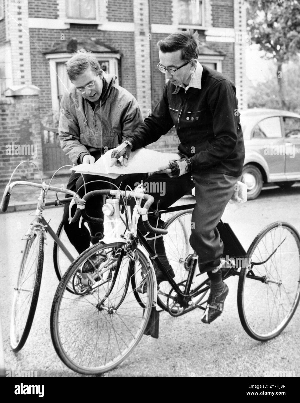 REG BURROWS R TOUR EN TRICYCLE AVEC DAVE WARD À BURY ST EDMUNDS / ; 5 JUIN 1964 Banque D'Images
