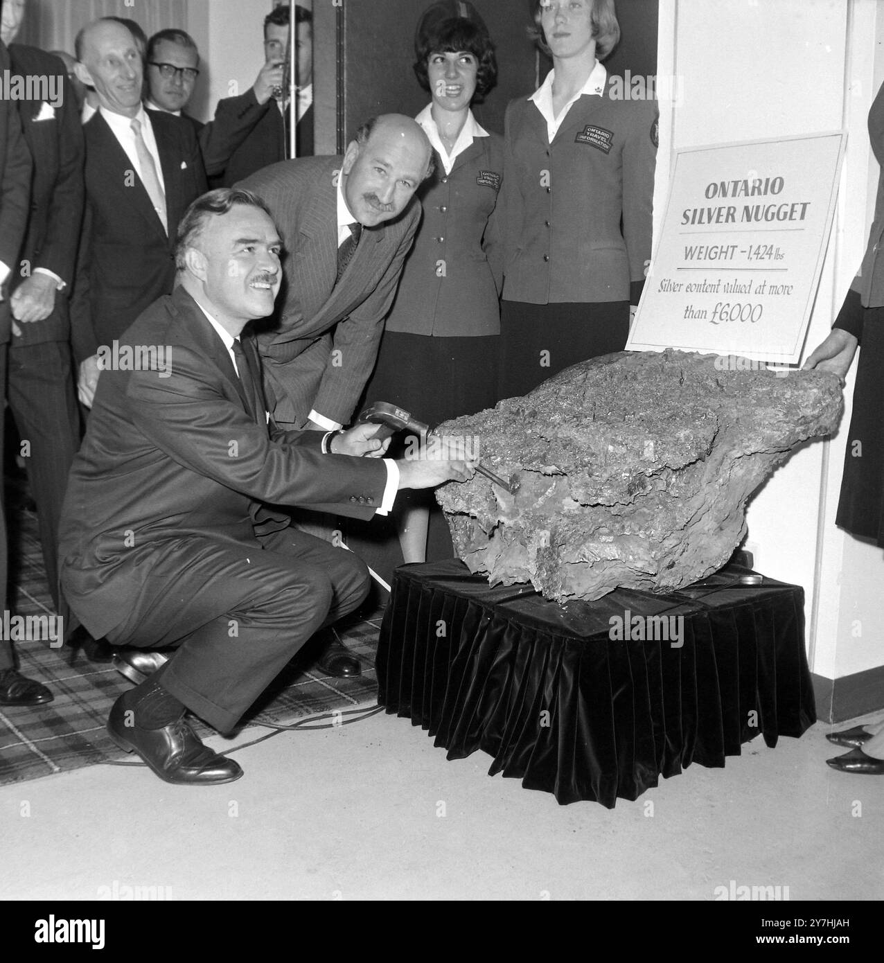 STANLEY RANDALL ET JOHN ROBERTS J P OUVRENT UNE MAISON ONTARIENNE À LONDON ; 4 JUIN 1964 Banque D'Images