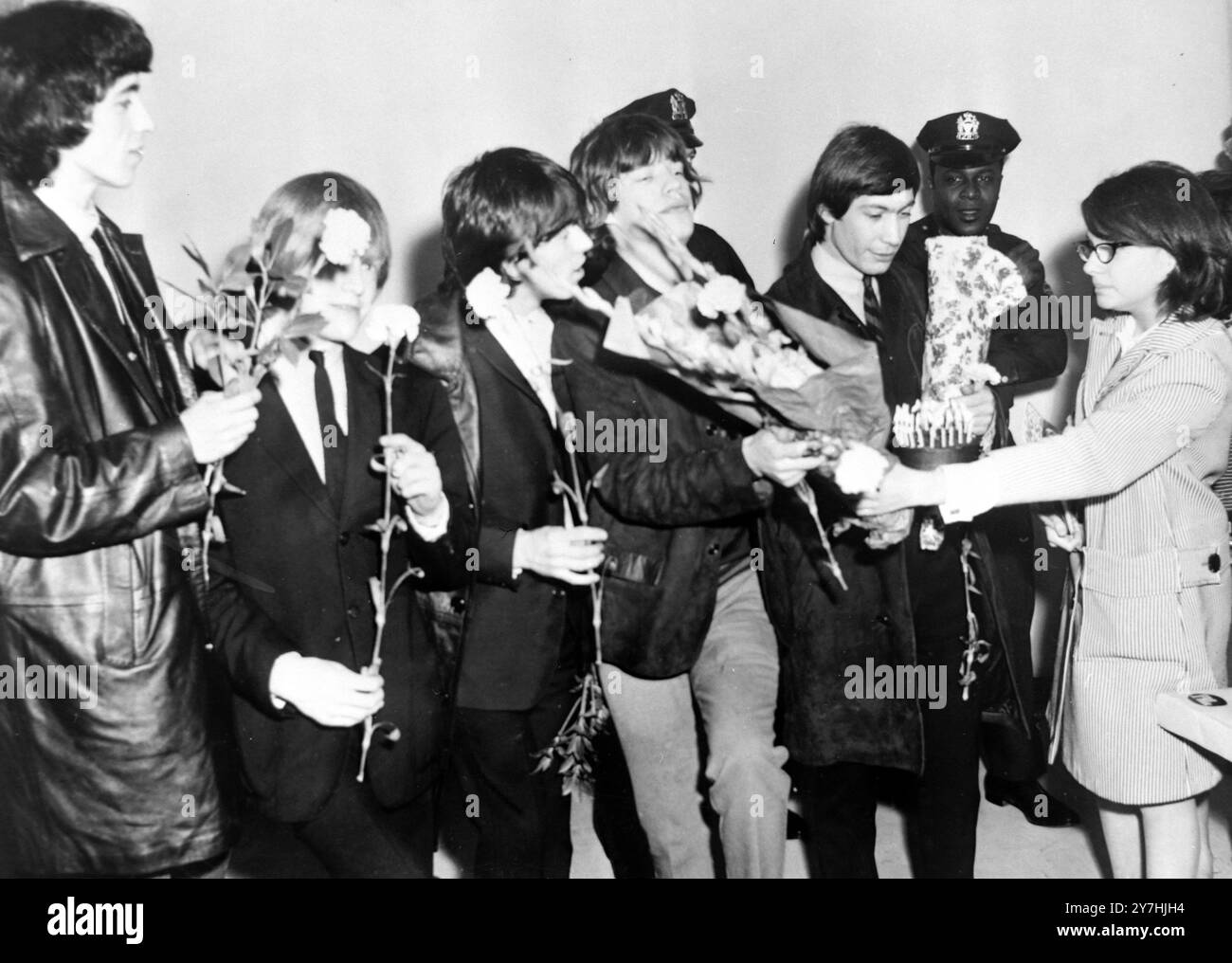 MICK JAGGER AVEC LE GROUPE POP THE ROLLING STONES À NEW YORK REÇOIT DES FLEURS ET DU GÂTEAU / ; 3 JUIN 1964 Banque D'Images