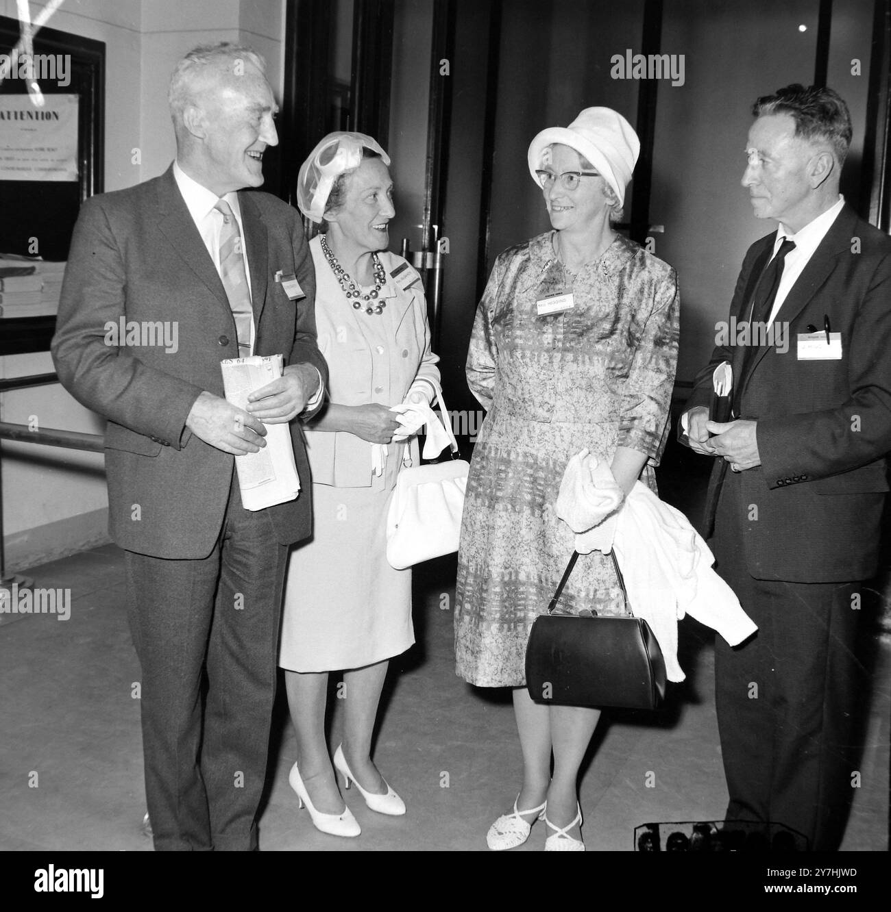 REVUE ÉLECTRIQUE SPÉCIALE FJ MAC CATTON ÉPOUSE M. MME HIGGINS - DÉLÉGUÉS DANS LA SALLE DE PARIS ; 2 JUIN 1964 Banque D'Images