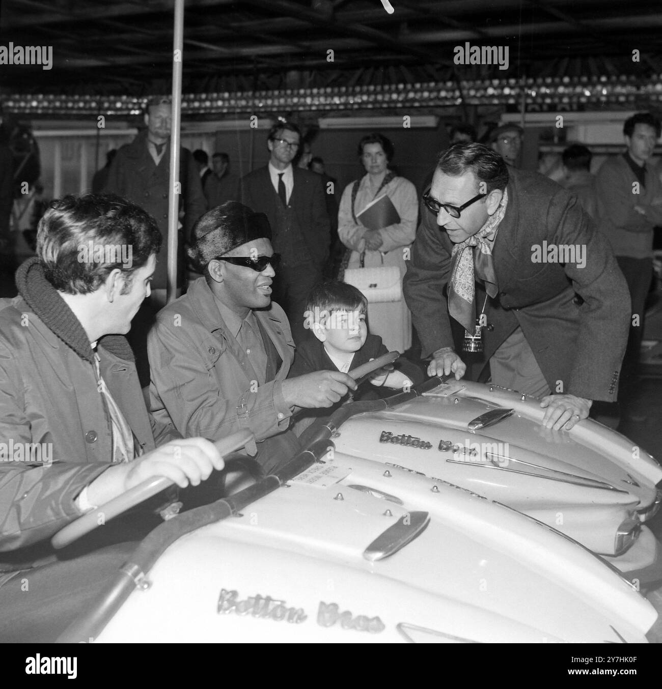 RAY CHARLES FILM BIOGRAPHIQUE AVEC PAUL HEINREID À LONDRES ; 1ER JUIN 1964 Banque D'Images