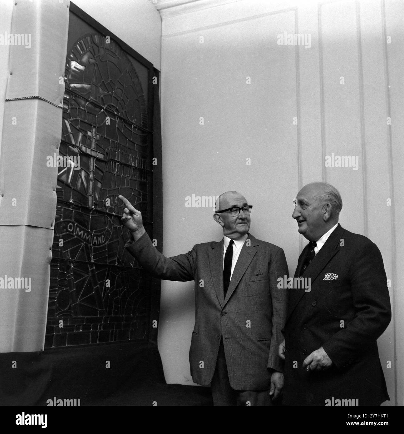VITRAIL À L'ÉGLISE COMMANDO ASSOCIATION À LONDRES AVEC CHARLES VAUGHAN ET LE COLONEL A C NEWMAN ; 27 MAI 1964 Banque D'Images