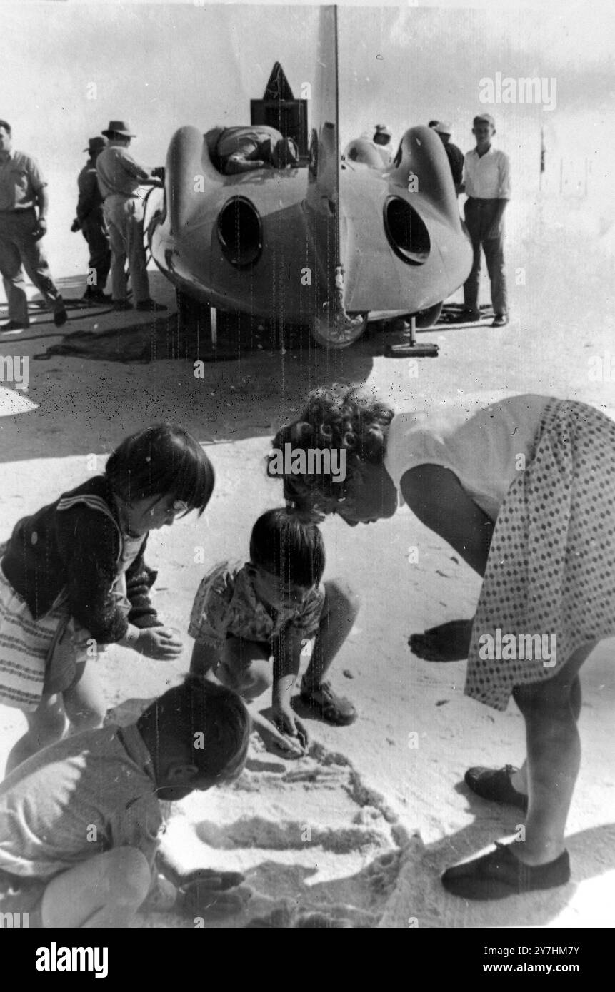 DES MÉCANICIENS RÉPARENT UNE FUITE D'AIR DANS LES FREINS DE VITESSE BLUEBIRDS DANS LE LAC EYRE, AUSTRALIE ; 24 MAI 1964 Banque D'Images