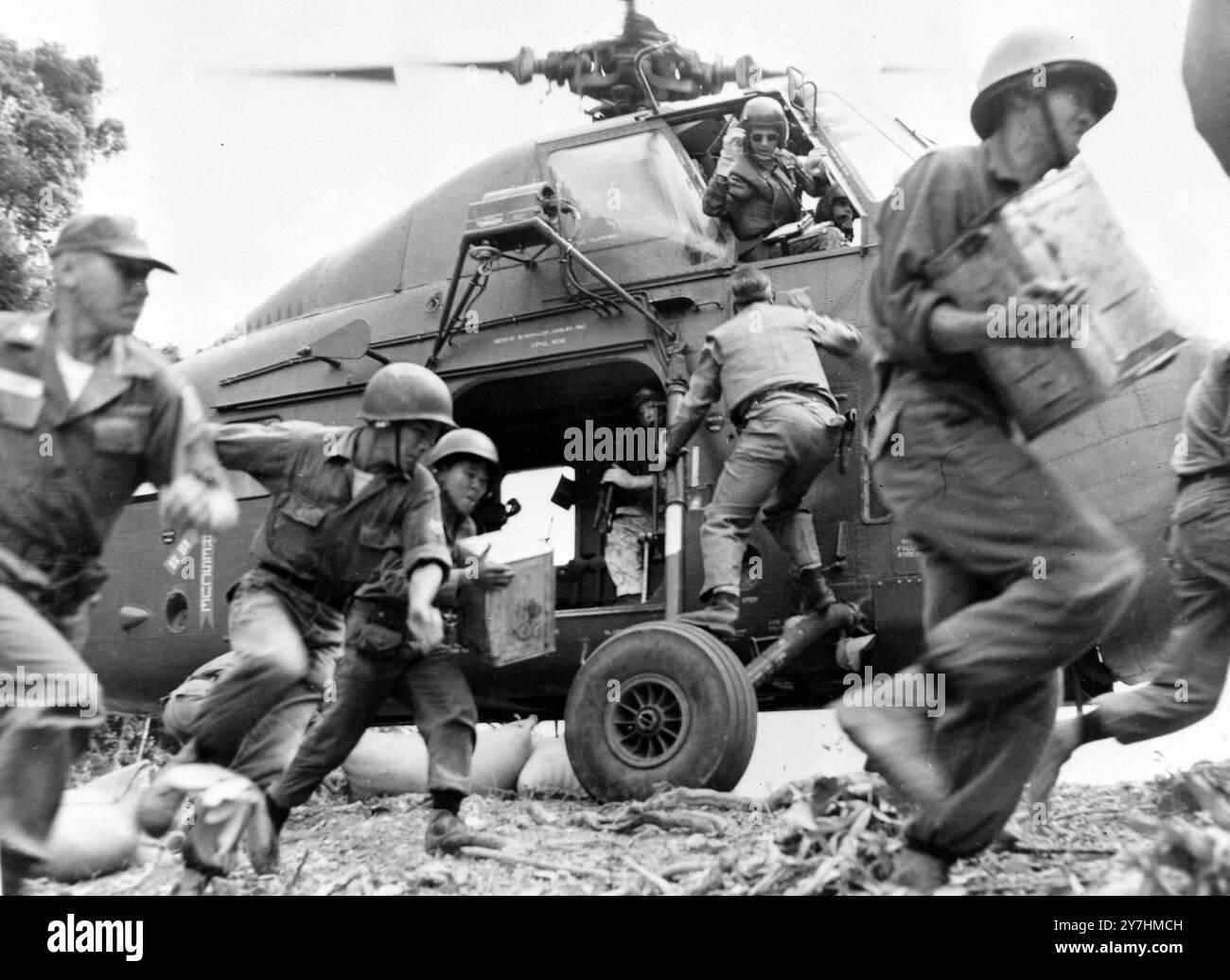 PROCÉDURE DE CONTACT ET DE DÉPLACEMENT D'HÉLICOPTÈRE MARITIME D'AVIATION POUR LE VIETNAM ; 22 MAI 1964 Banque D'Images