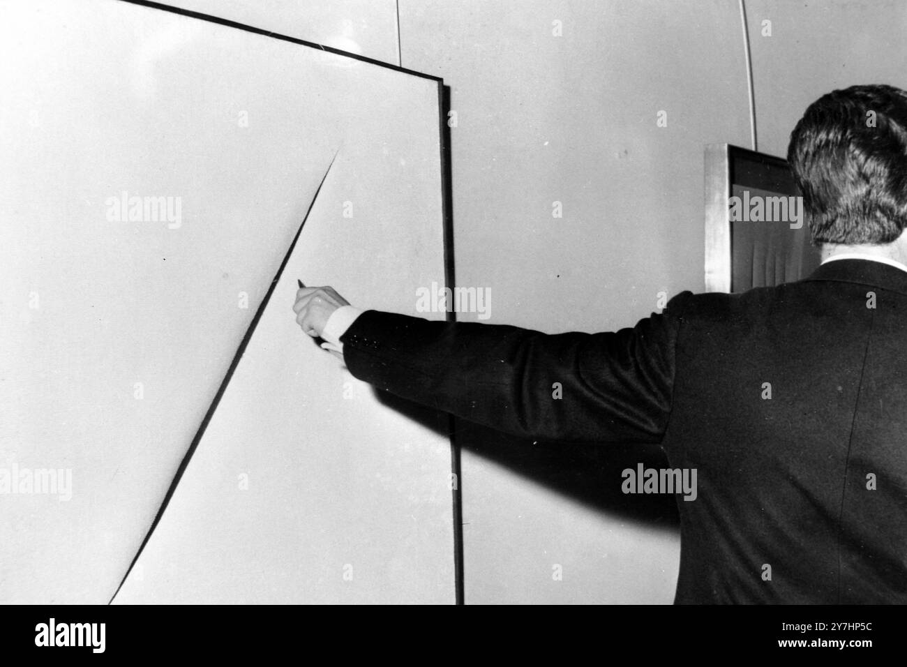 L'ARTISTE LUCIO FONTANA DÉCOUPE DES TOILES FRAÎCHES À ROME / ; 8 MAI 1964 Banque D'Images
