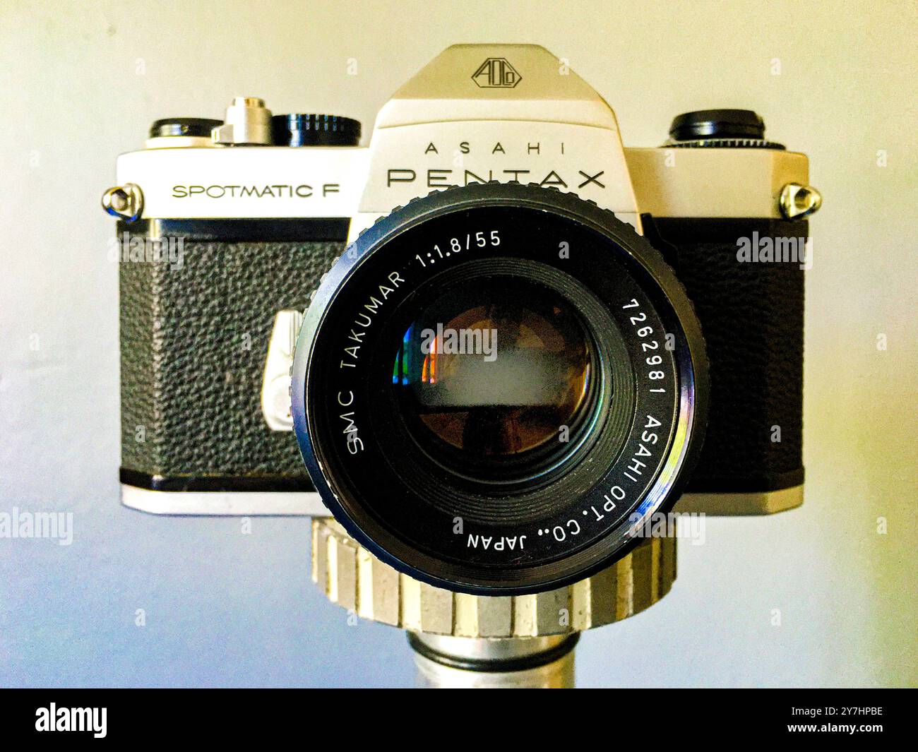 Asahi Pentax Old, caméra miroir analogique reflex montée sur un trépied devant un fond gris. Tilburg, pays-Bas. Tilburg Studio Tuinstraat Noord-Brabant Nederland Copyright : xGuidoxKoppesxPhotox Banque D'Images