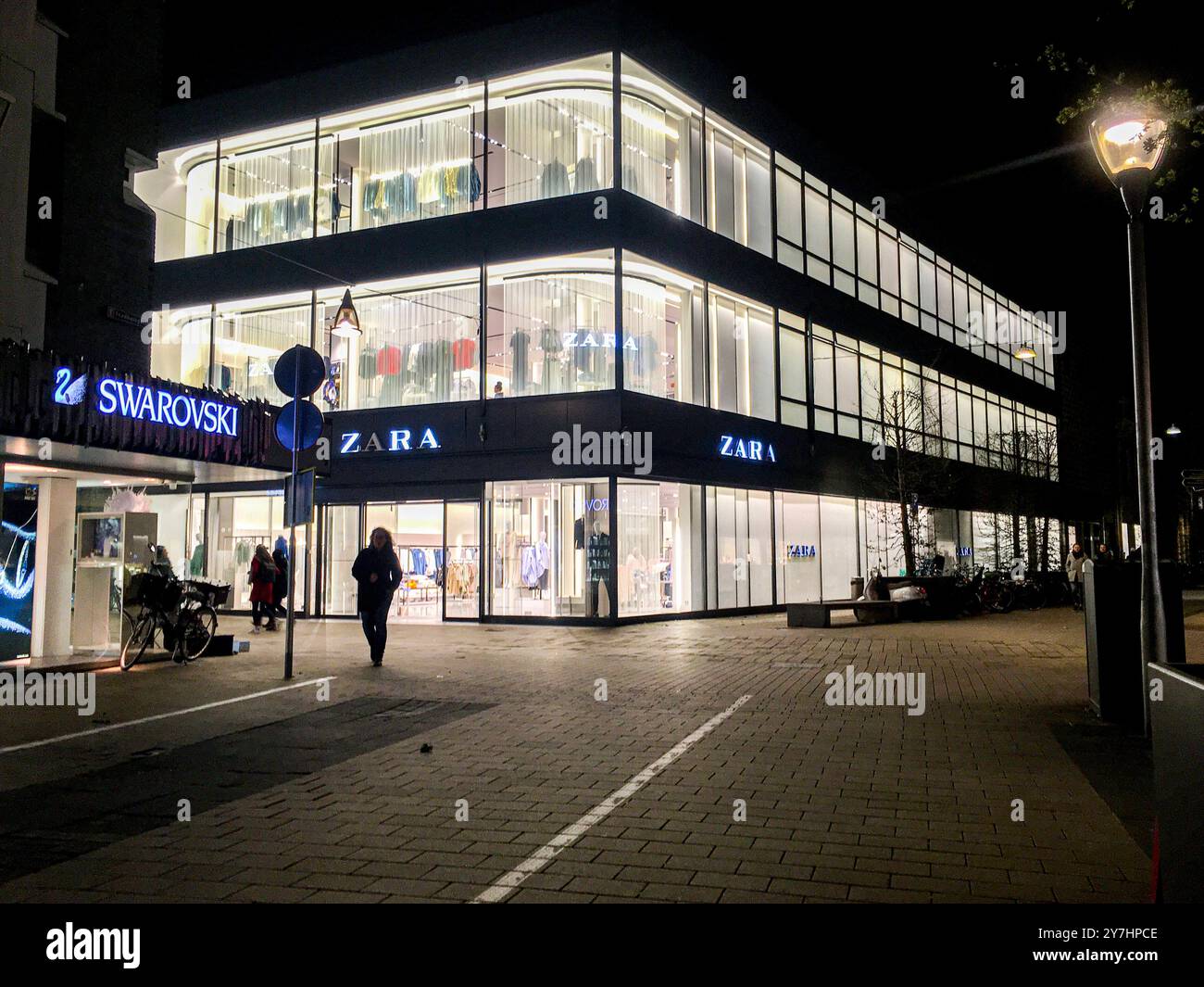 Illuminé Zara Store Tilburg, pays-Bas. Zara Store éclairé pendant les heures d'ouverture lors d'une soirée shopping. Tilburg Heuvelstraat / Willem II Straat Noord-Brabant Nederland Copyright : xGuidoxKoppesxPhotox Banque D'Images
