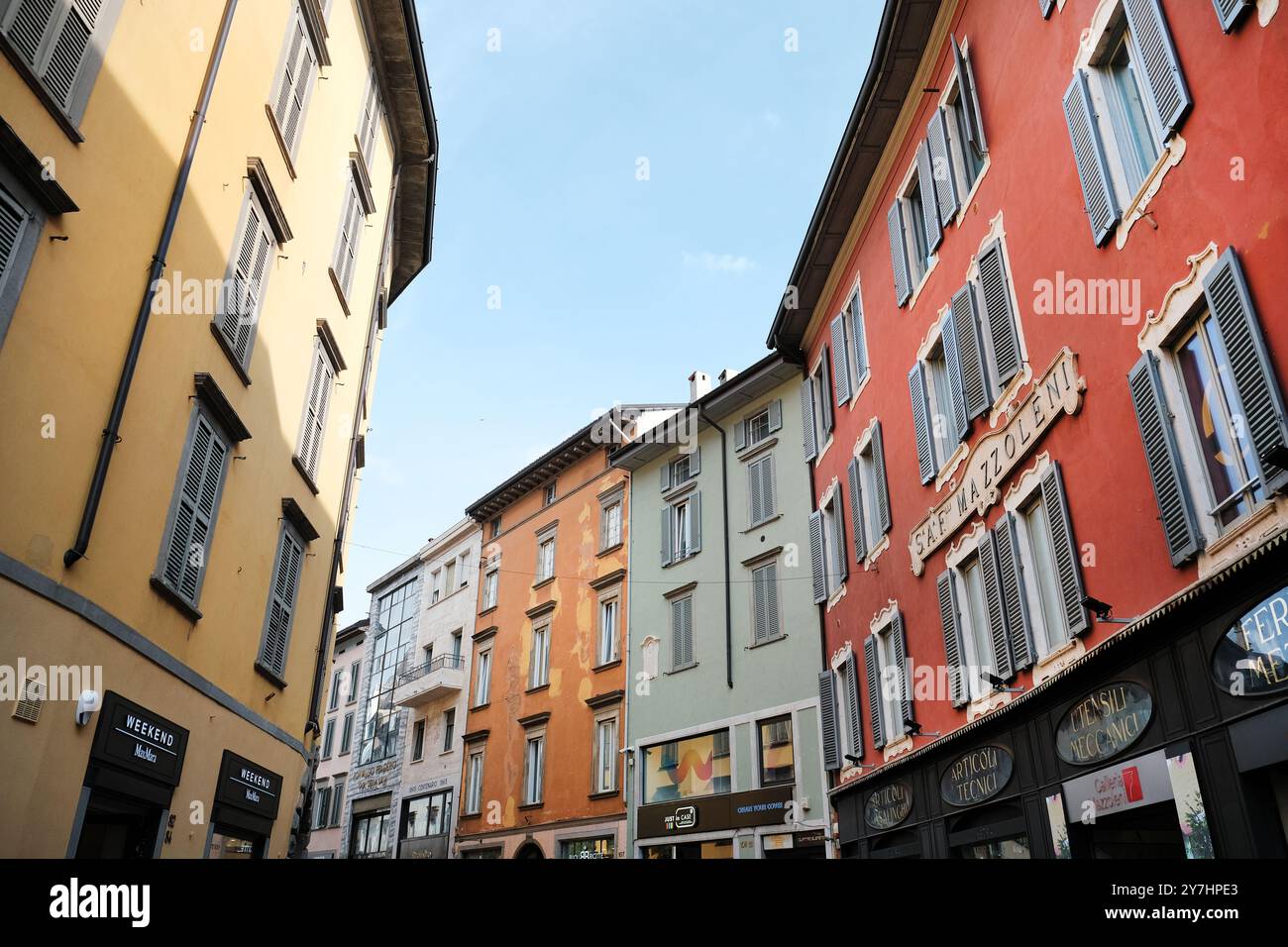 Les gens marchant dans la rue via XX Settembre dans la ville de Bergame, la capitale de la province de Bergame, région de Lombardie, Italie Banque D'Images