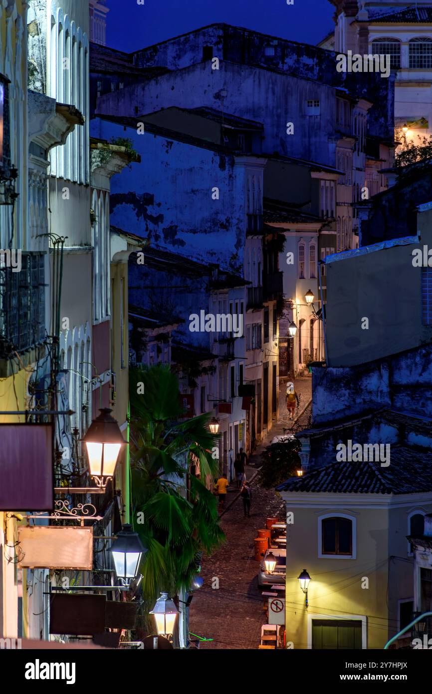 Colline dans le quartier historique Pelourinho à Salvador illuminé la nuit Banque D'Images