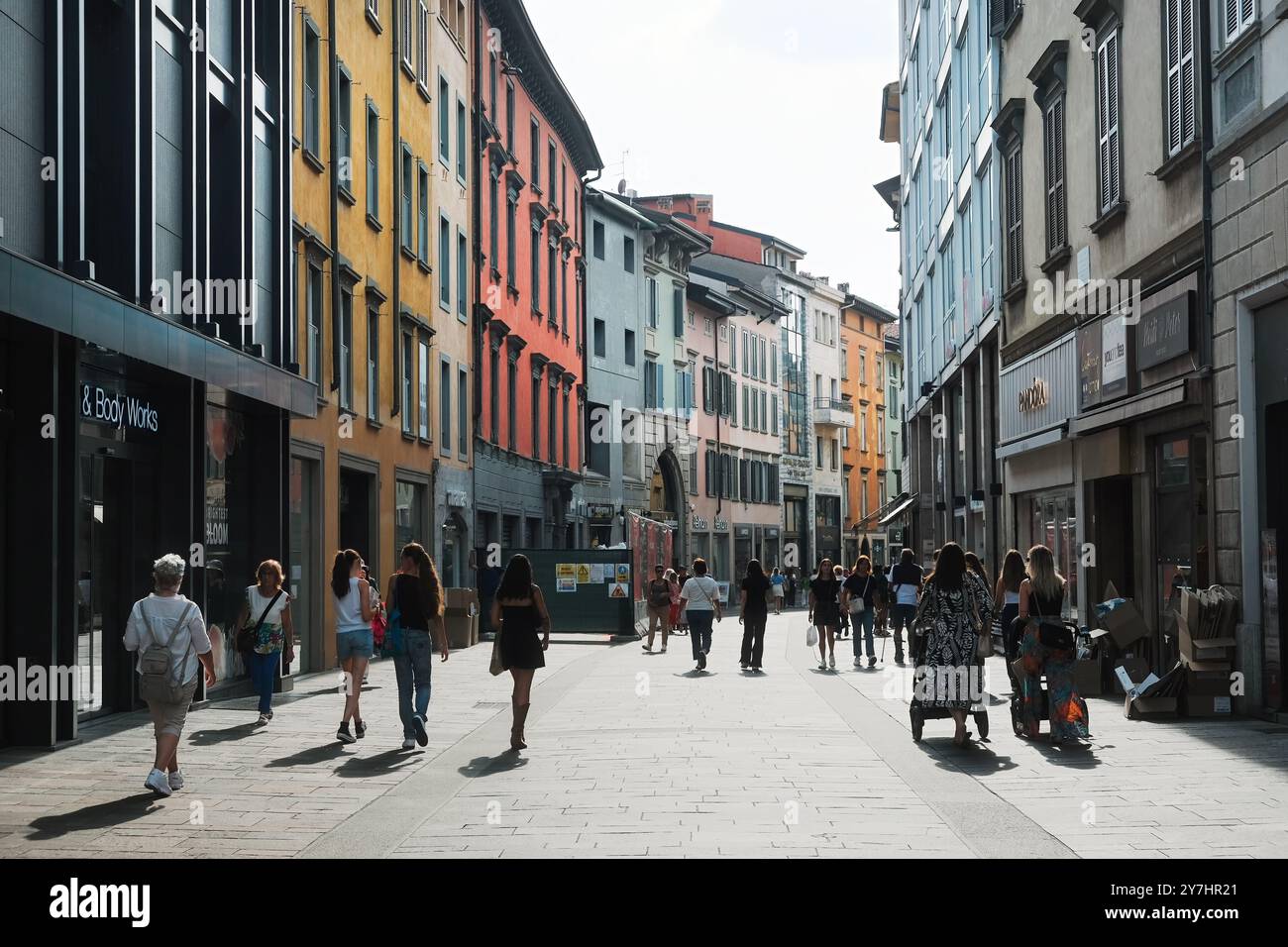 Les gens marchant dans la rue via XX Settembre dans la ville de Bergame, la capitale de la province de Bergame, région de Lombardie, Italie Banque D'Images