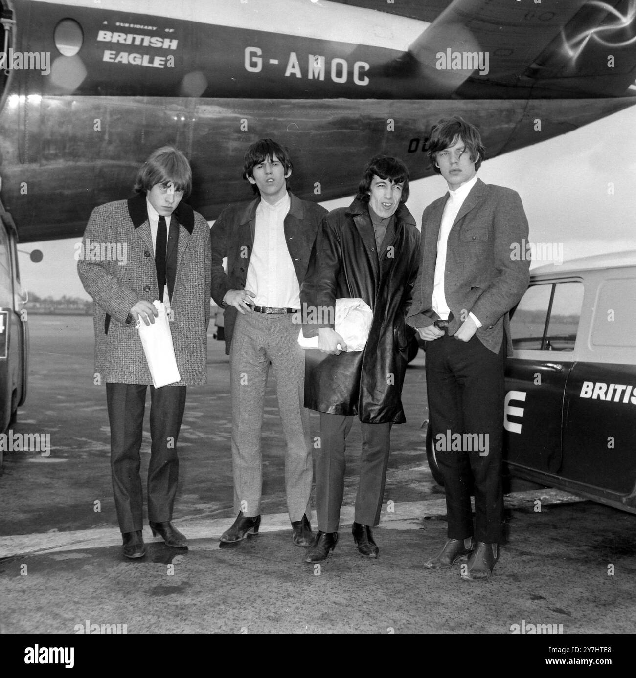 LE CHANTEUR MICK JAGGER ET LES PIERRES ROULANTES À L'AÉROPORT DE LONDRES ; 22 AVRIL 1964 Banque D'Images