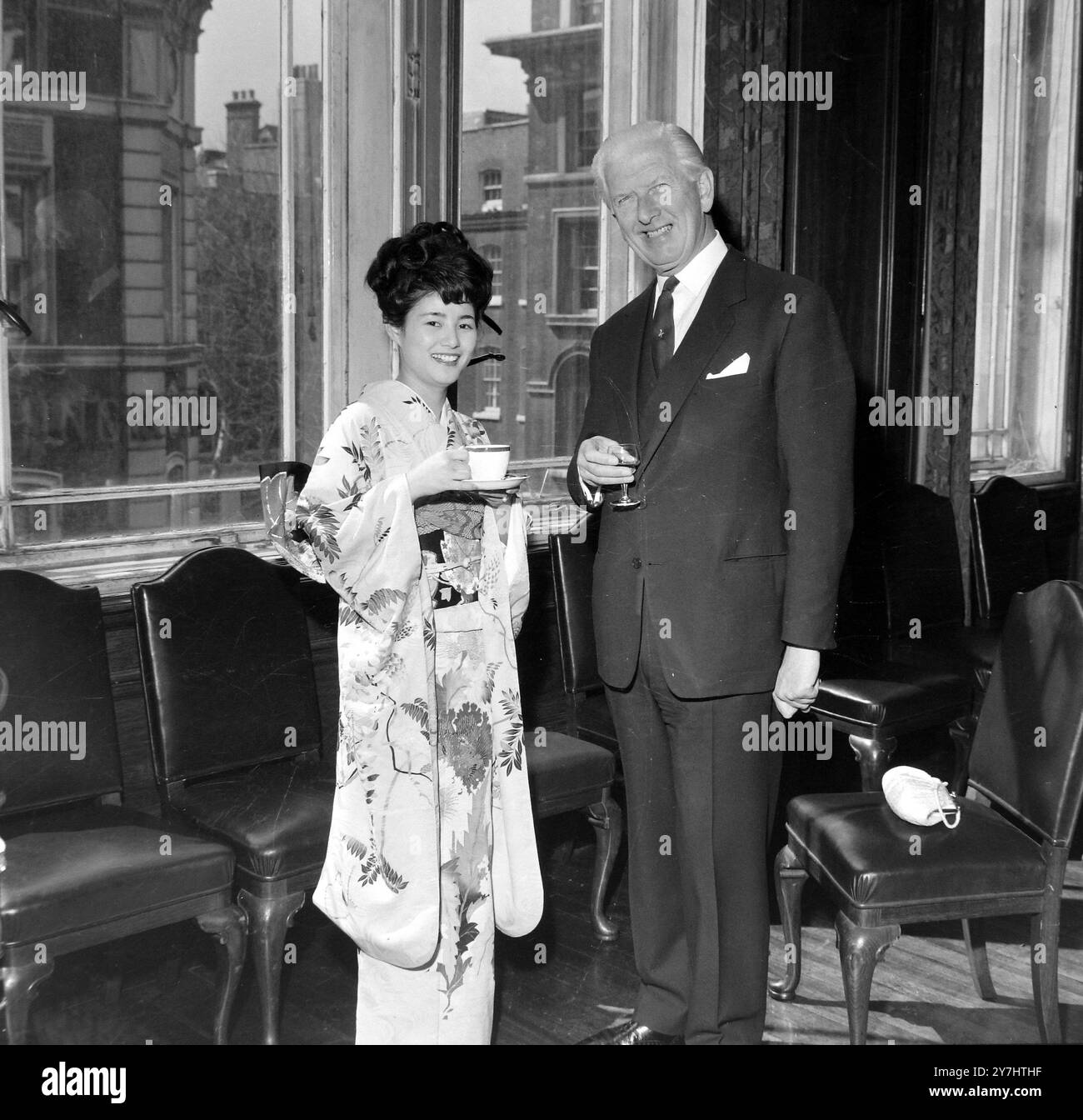 MISS TOKIO JAPONAISE EN KIMONO YUMIKO NAKAZAKI AVEC LORD KILMARNOCK À LONDRES / ; 23 AVRIL 1964 Banque D'Images