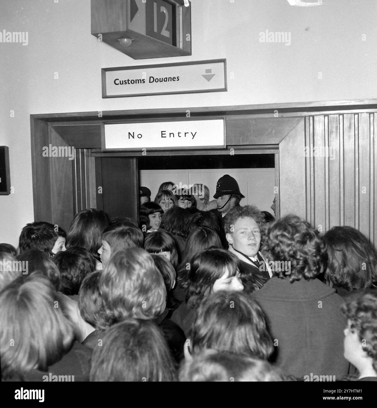 FANS DES PIERRES ROULANTES À L'AÉROPORT DE LONDRES ; 21 AVRIL 1964 Banque D'Images