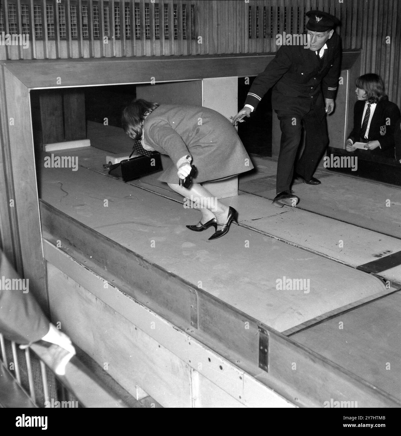 FANS DES PIERRES ROULANTES À L'AÉROPORT DE LONDRES ; 21 AVRIL 1964 Banque D'Images