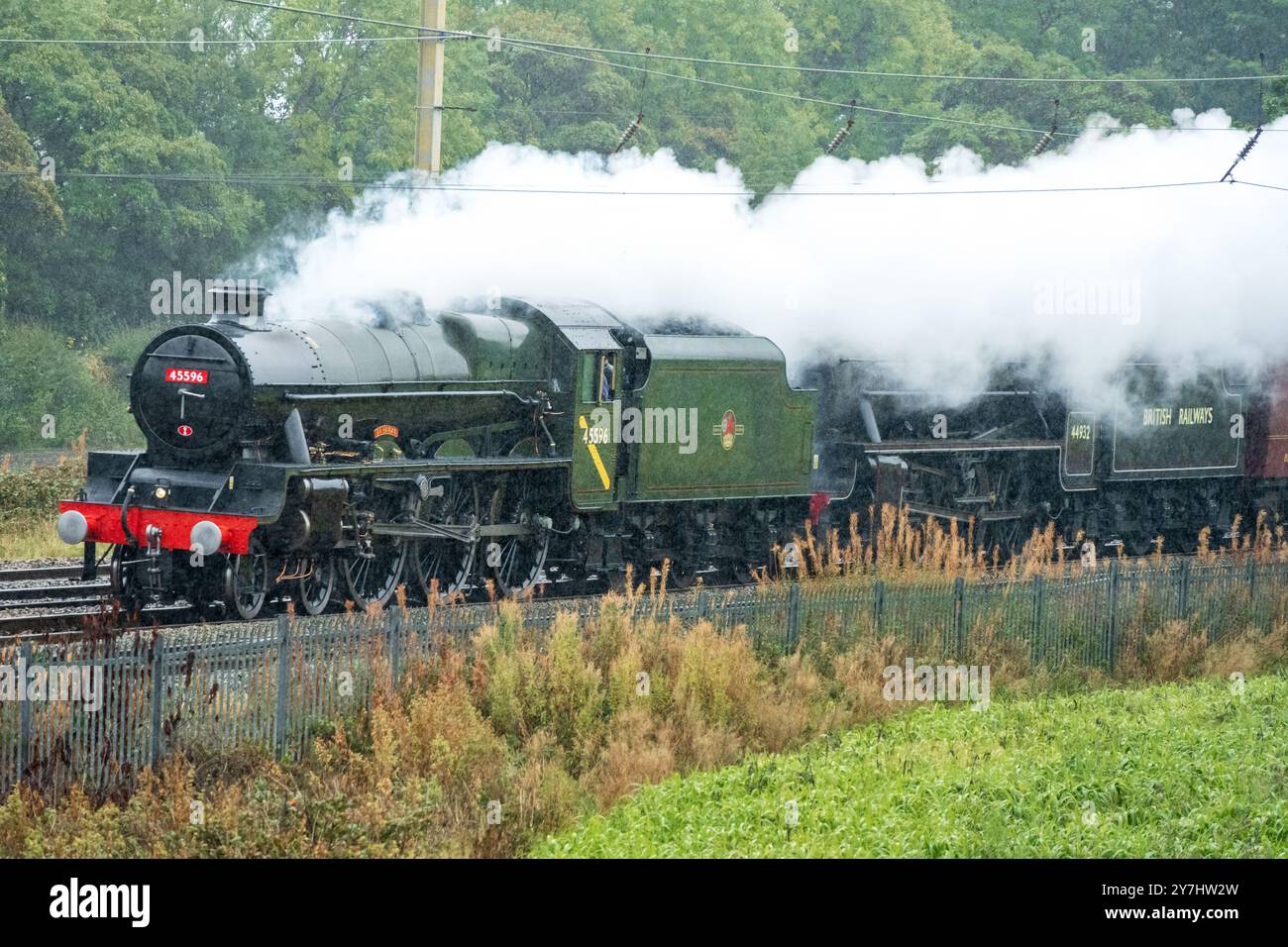 Locomotives à vapeur Bahamas et Stanier noir cinq numéro 44392. Dirigez-vous vers le nord sur la West Coast main Line à Winwick sous une forte pluie. Banque D'Images