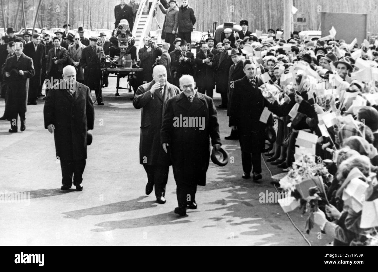 LE PREMIER MINISTRE SOVIÉTIQUE NIKITA KHROUCHTCHEV AVEC LES DIRIGEANTS COMMUNISTES POLONAIS WLADYSLAW GOMULKA ET JOZEF CYRANKIEWICZ À MOSCOU / ; 17 AVRIL 1964 Banque D'Images