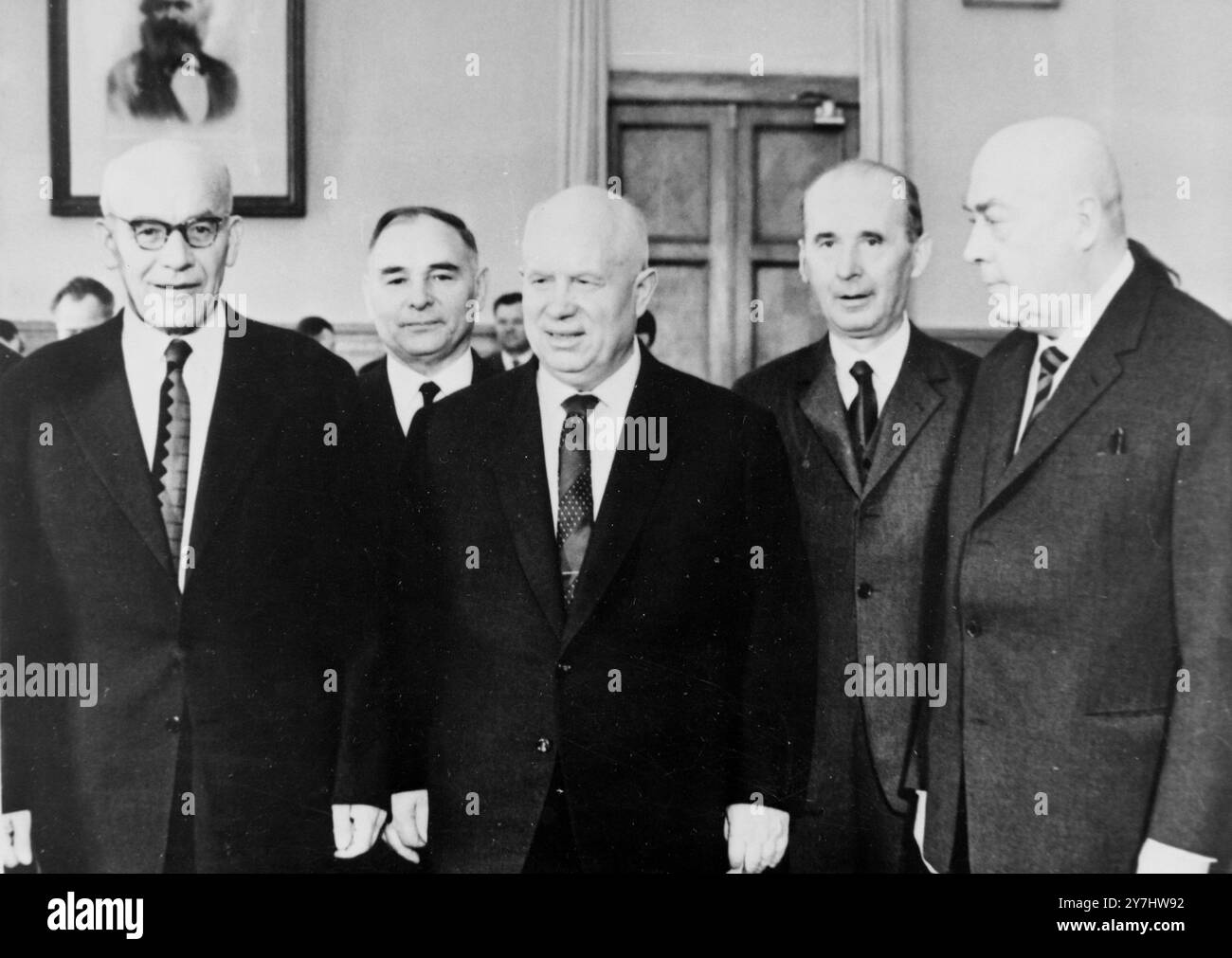 LE PREMIER MINISTRE SOVIÉTIQUE NIKITA KHROUCHTCHEV AVEC LES DIRIGEANTS COMMUNISTES POLONAIS WLADYSLAW GOMULKA ET JOZEF CYRANKIEWICZ À MOSCOU / ; 17 AVRIL 1964 Banque D'Images