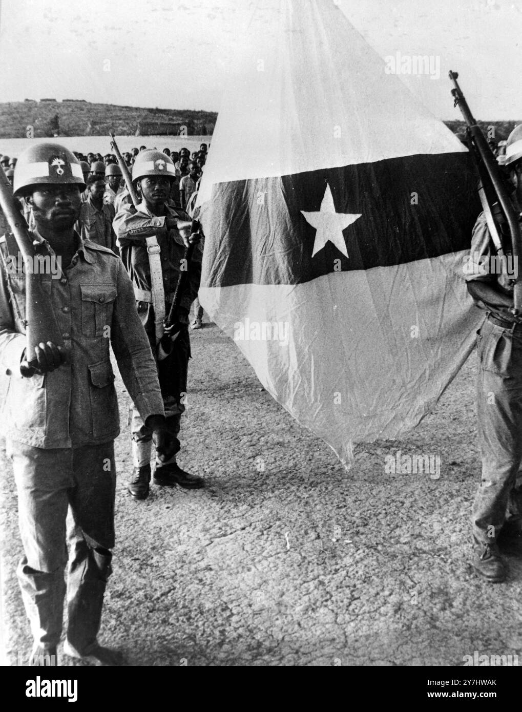 LES REBELLES LIBÈRENT L'ANGOLA AVEC UN DRAPEAU DE CÉRÉMONIE À KINKUZU, CONGO ; 17 AVRIL 1964 Banque D'Images