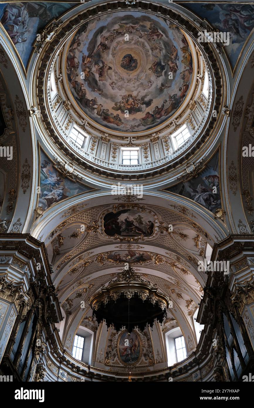 Beau plafond peint dans la cathédrale de Bergame (Duomo di Bergamo, Cattedrale di Sant'Alessandro) à Bergame, Lombardie, Italie. Banque D'Images