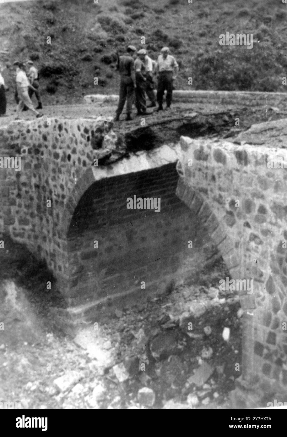 ARMÉE DES OFFICIERS DES NATIONS UNIES EXAMINENT UN TROU DANS UN PONT EXPLOSÉ À KOKKINA, CHYPRE ; 6 AVRIL 1964 Banque D'Images