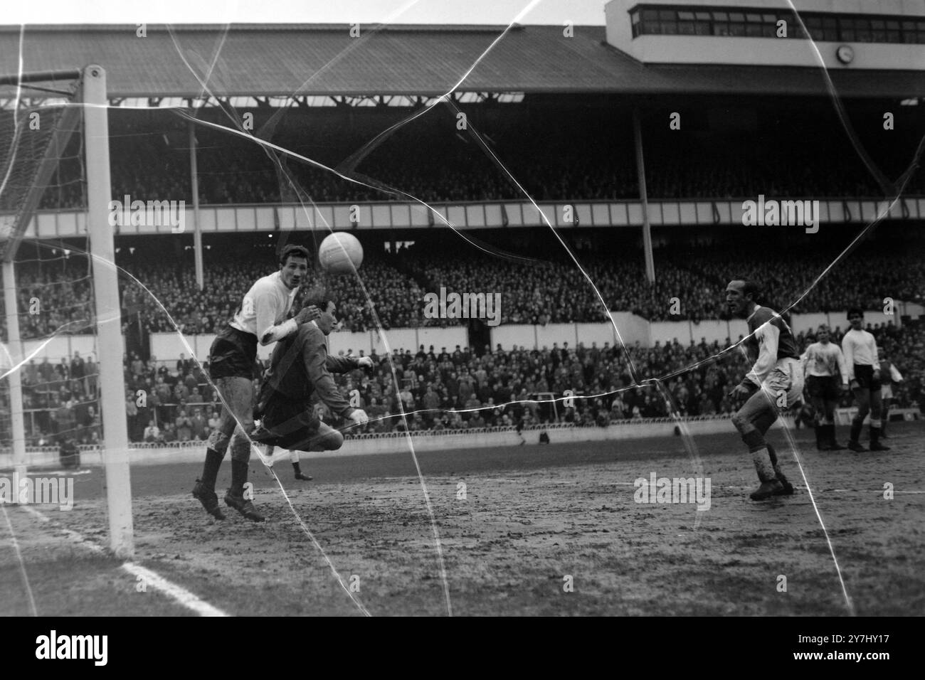 LE FOOTBALLEUR JOHN HOPKINS EN ACTION - TOTTENHAM HOTSPUR SPURS V IPSWICH AVEC HOLLOWBREAD À LONDRES / ; 4 AVRIL 1964 Banque D'Images