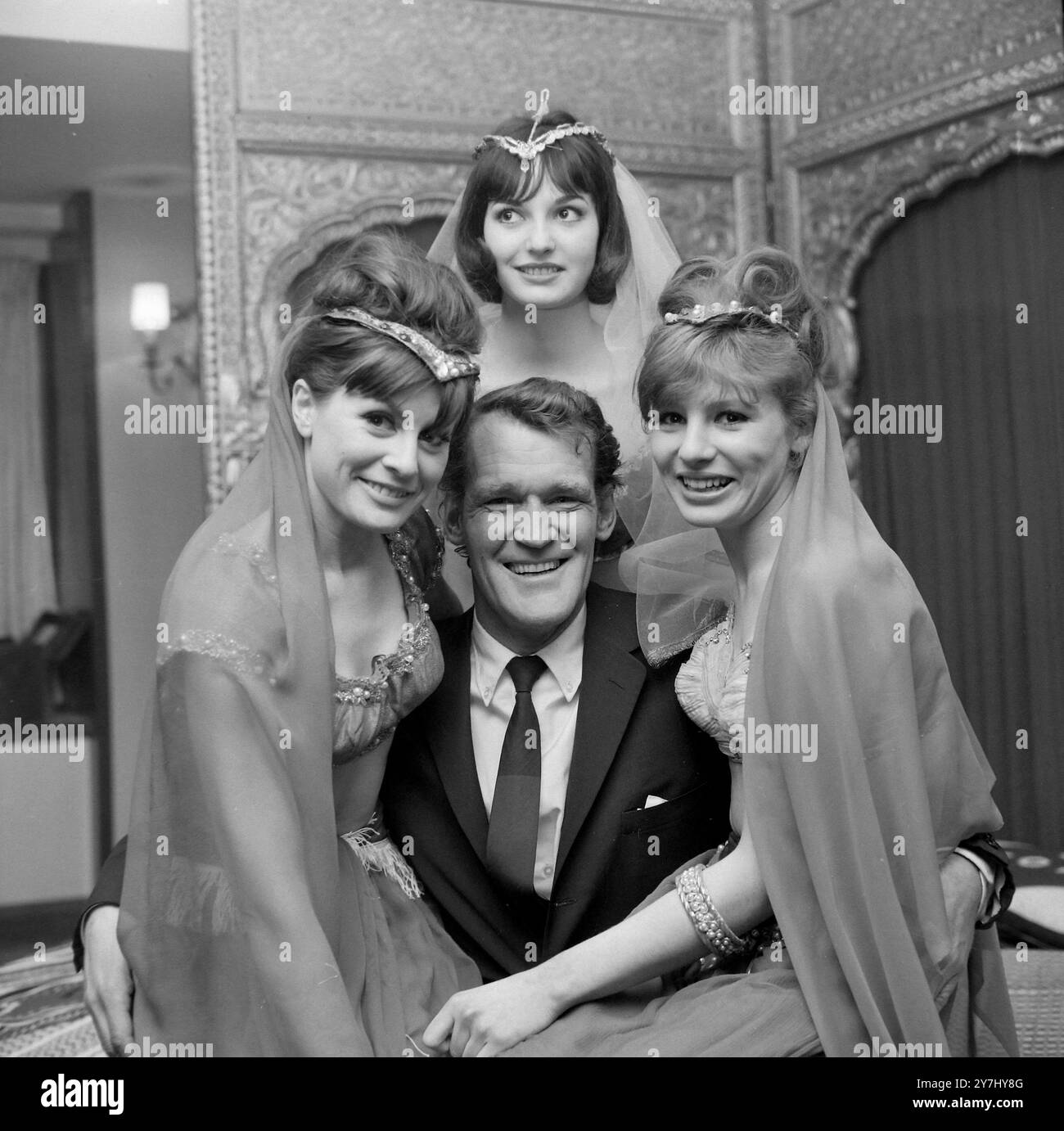 ACTEUR PATRICK ALLEN DANS MAN ABOUT MOROCCO À LONDRES ; 2 AVRIL 1964 Banque D'Images