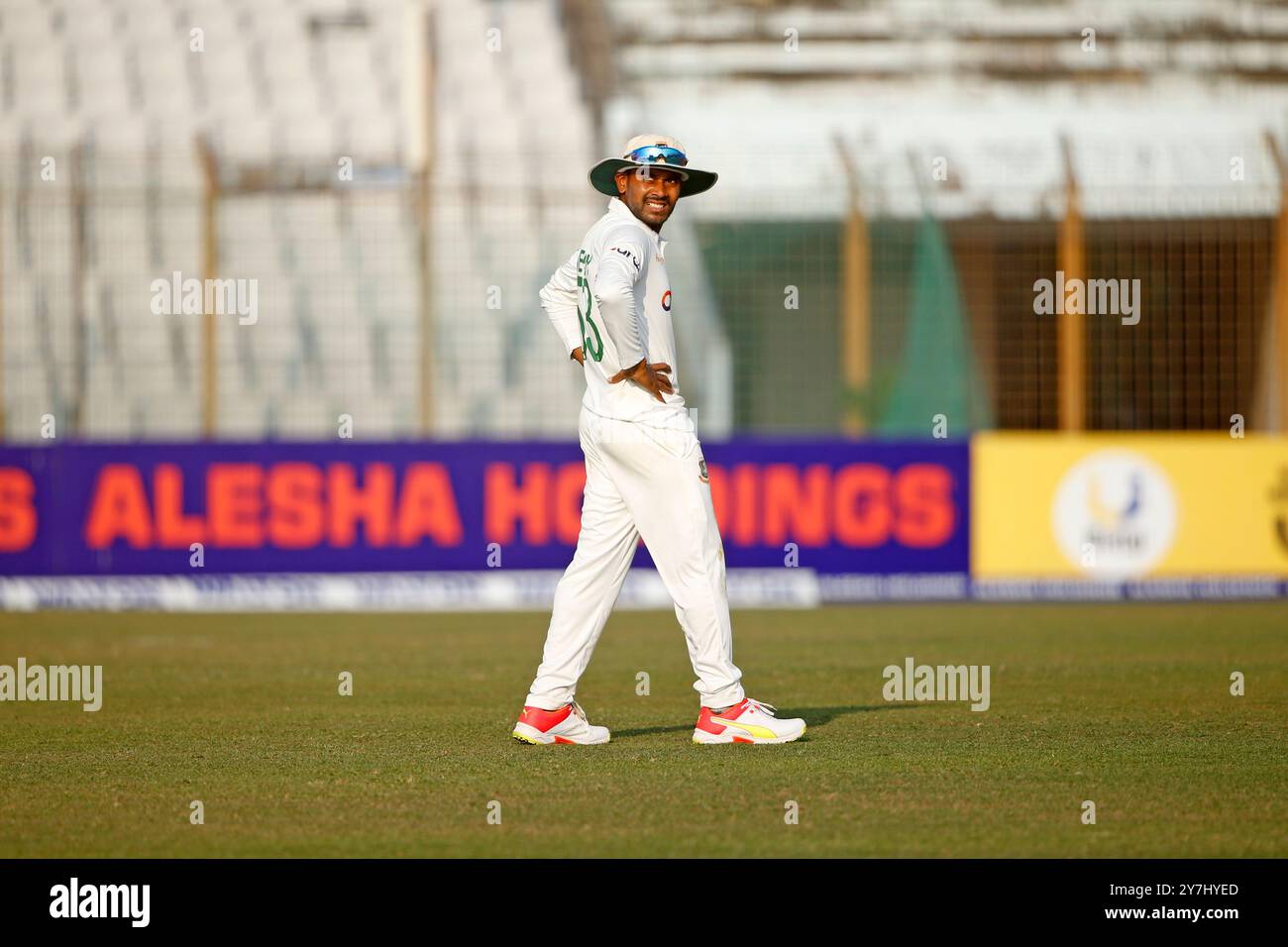 Le bangladais Mehidy Hasan Miraz lors du premier test match du Bangladesh et du Pakistan, deuxième jour au stade Zahur Ahmed Chowdhury à Chattogram of Banque D'Images