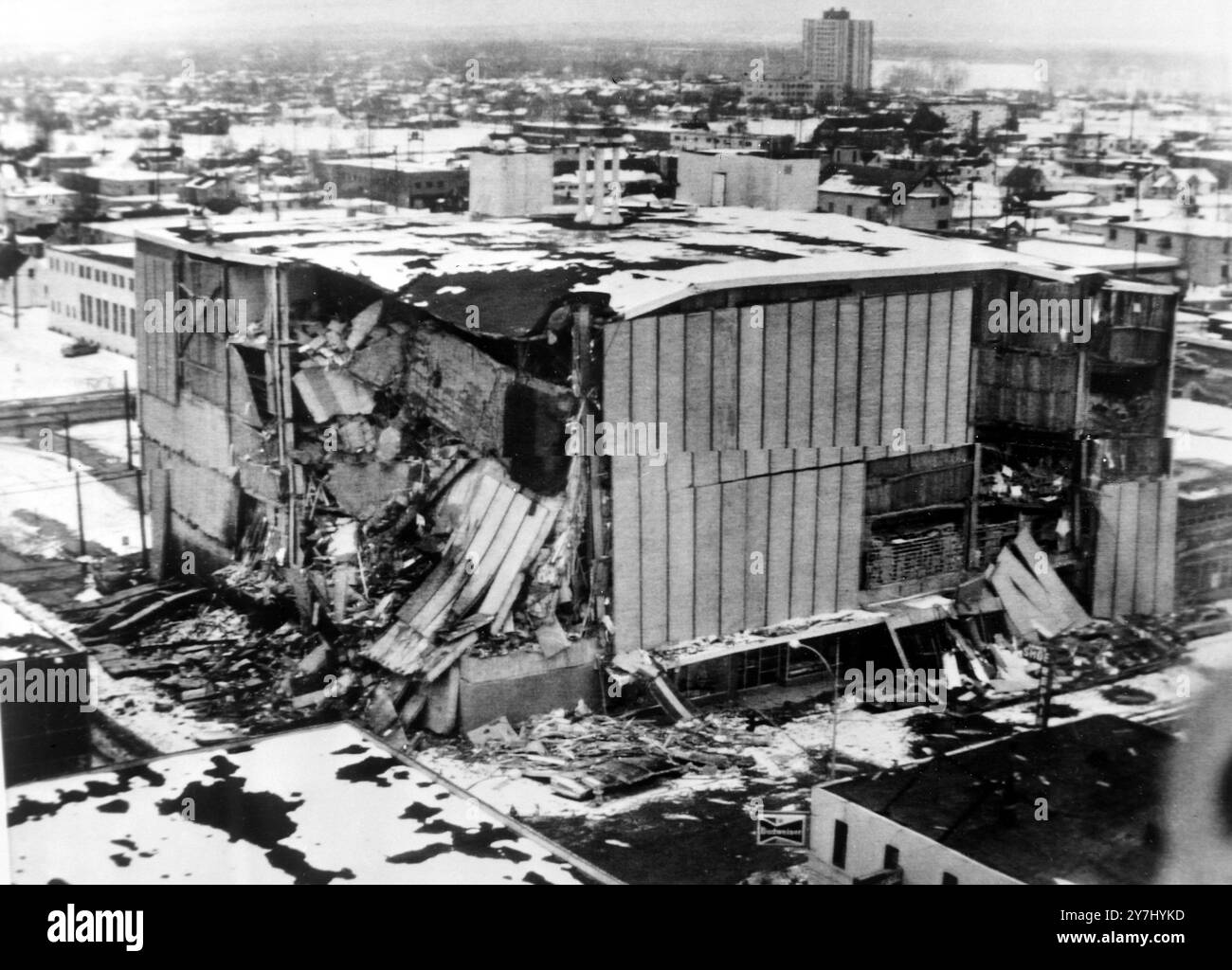 Le magasin à cinq étages JC Penney Co à Anchorage, Alaska - juste un an - a été secoué par le tremblement de terre ici le 27 mars 1964 . Deux femmes ont été tuées par l'effondrement du mur du magasin . On craignait que d'autres personnes soient piégées dans le bâtiment . 30 MARS 1964 Banque D'Images