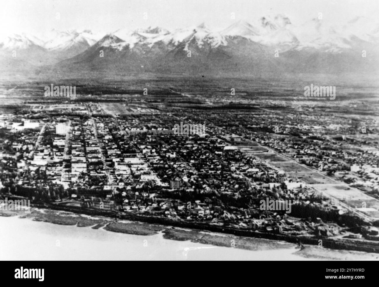 Une photo de 1959 de la plus grande ville de l'Alaska , Anchorage , qui a été gravement touchée par un violent tremblement de terre tôt aujourd'hui . Les villes côtières de Seward , Valdez et Homer ont également été fortement endommagées par le séisme. Dans une partie d'Anchorage, on a estimé que 43 % des bâtiments avaient été détruits. On ne sait pas encore combien de personnes sont mortes dans le séisme, mais certains rapports mettent le chiffre aussi élevé que 60 à 100 . A Hawaï , Honolulu , Tokyo et le long de la côte Pacifique de l'Amérique , les autorités ont émis des avertissements de raz-de-marée à la suite du tremblement de terre . 28 MARS 1964 Banque D'Images