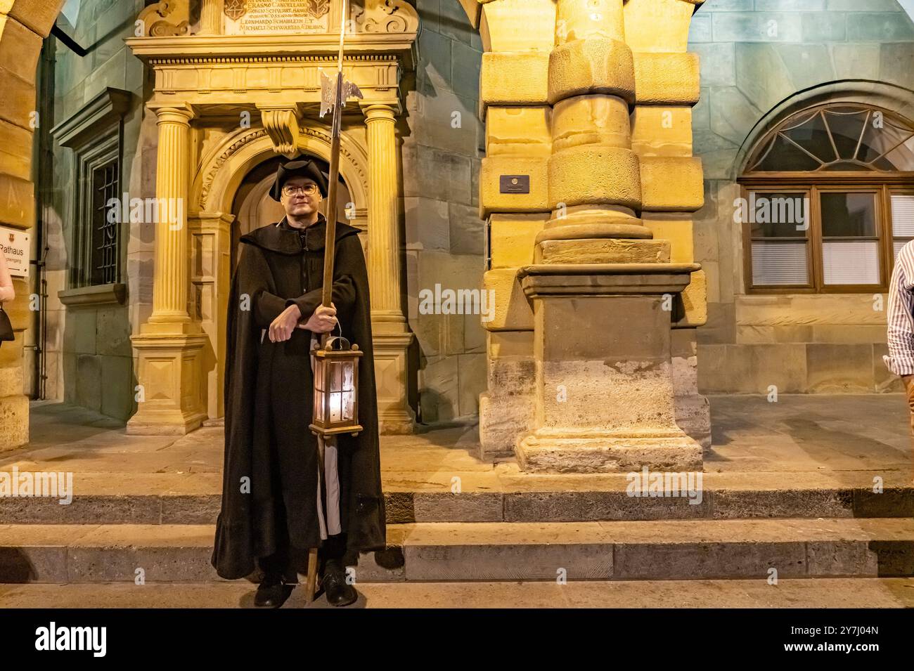 Der Nachtwächter vor dem Rathaus in der Abenddämmerung, Rothenburg ob der Tauber in der Abenddämmerung, Bayern, Deutschland | le veilleur de nuit et Banque D'Images