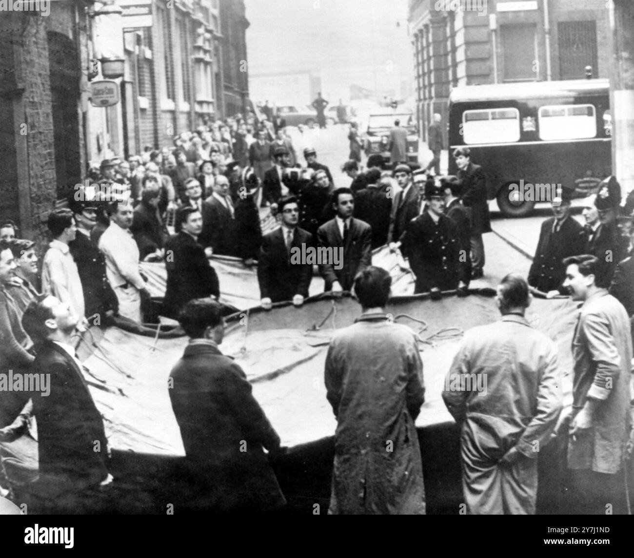 SUICIDE HOMME SUR LE REBORD DE L'IMMEUBLE DE BUREAUX À MANCHESTER PSEUDO TENTATIVE ; 23 MARS 1964 Banque D'Images