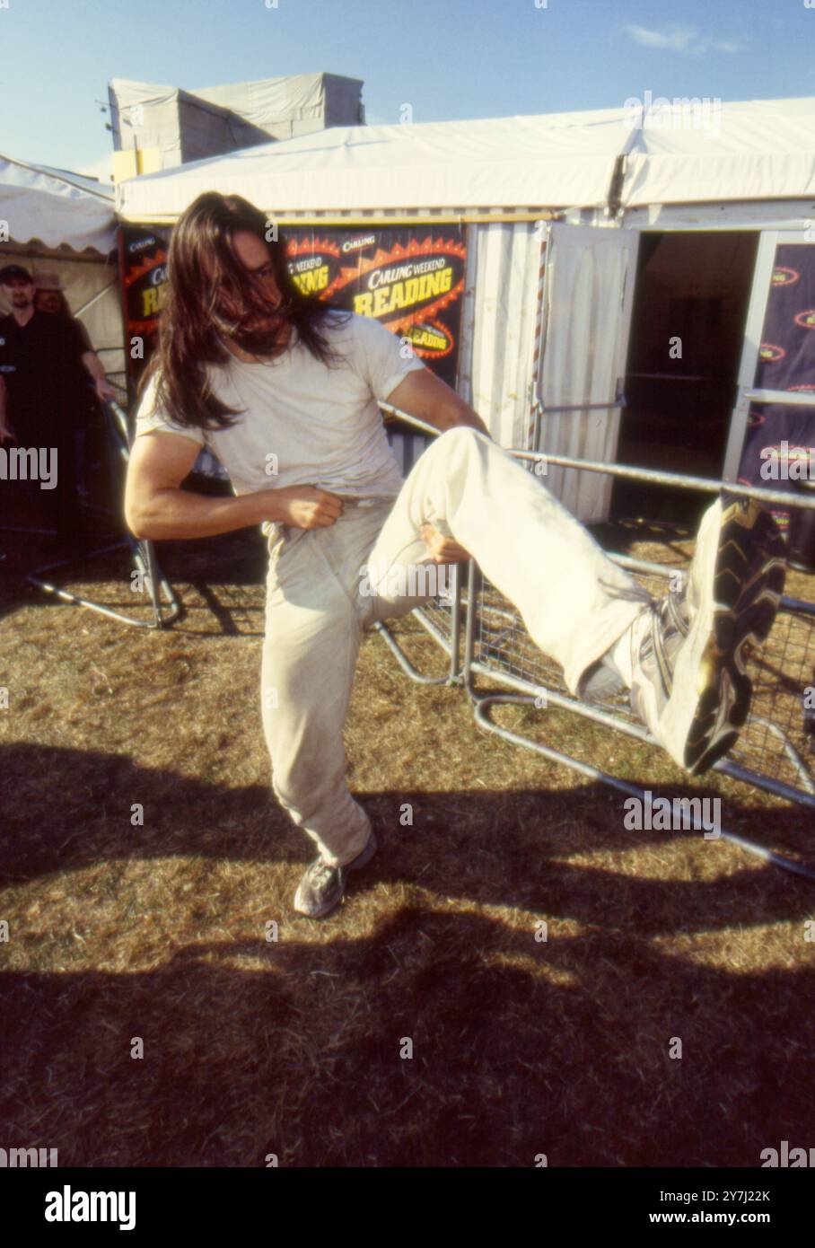 Andrew W.K. Backstage au Reading Festival 2002, Reading, Berkshire, Angleterre, Royaume-Uni. Banque D'Images