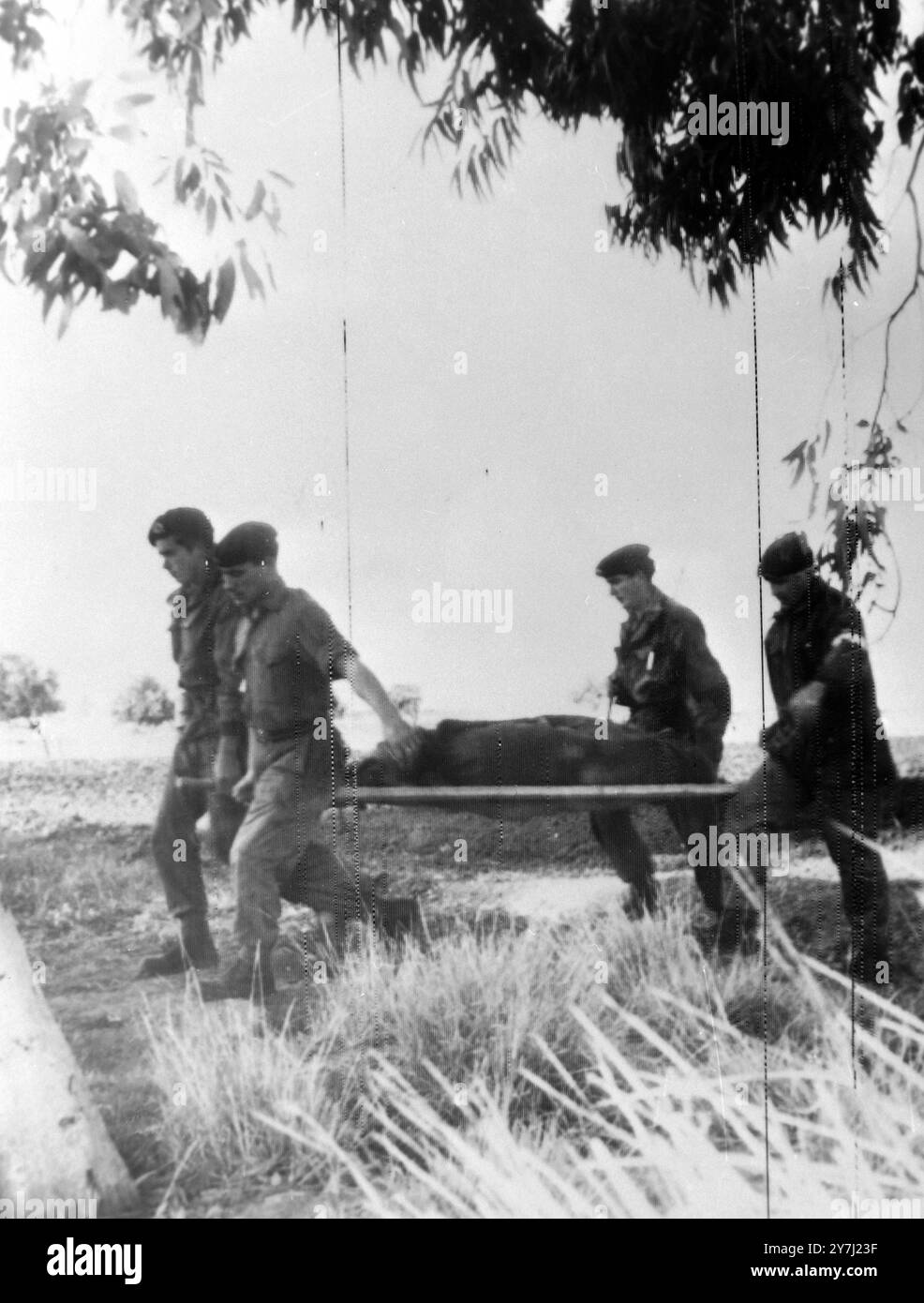 DES PARACHUTISTES BRITANNIQUES DE L'ARMÉE PORTENT UN CADAVRE À GHAZIVERAN, CHYPRE ; 20 MARS 1964 Banque D'Images