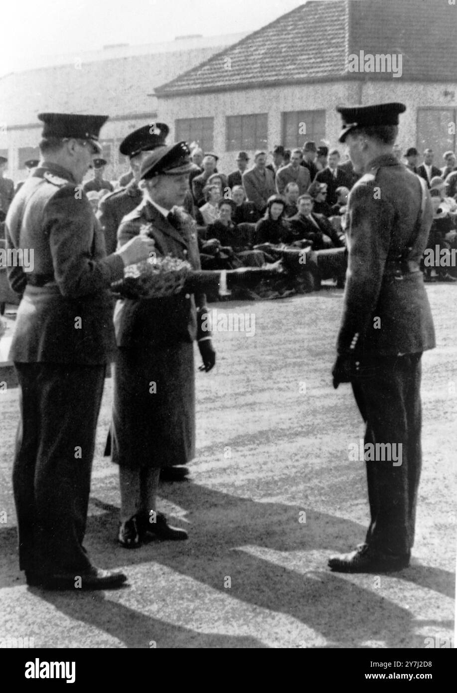 MARY PRINCESS ROYAL DONNE SHAMROCK À UN OFFICIER À BONN ; 17 MARS 1964 Banque D'Images