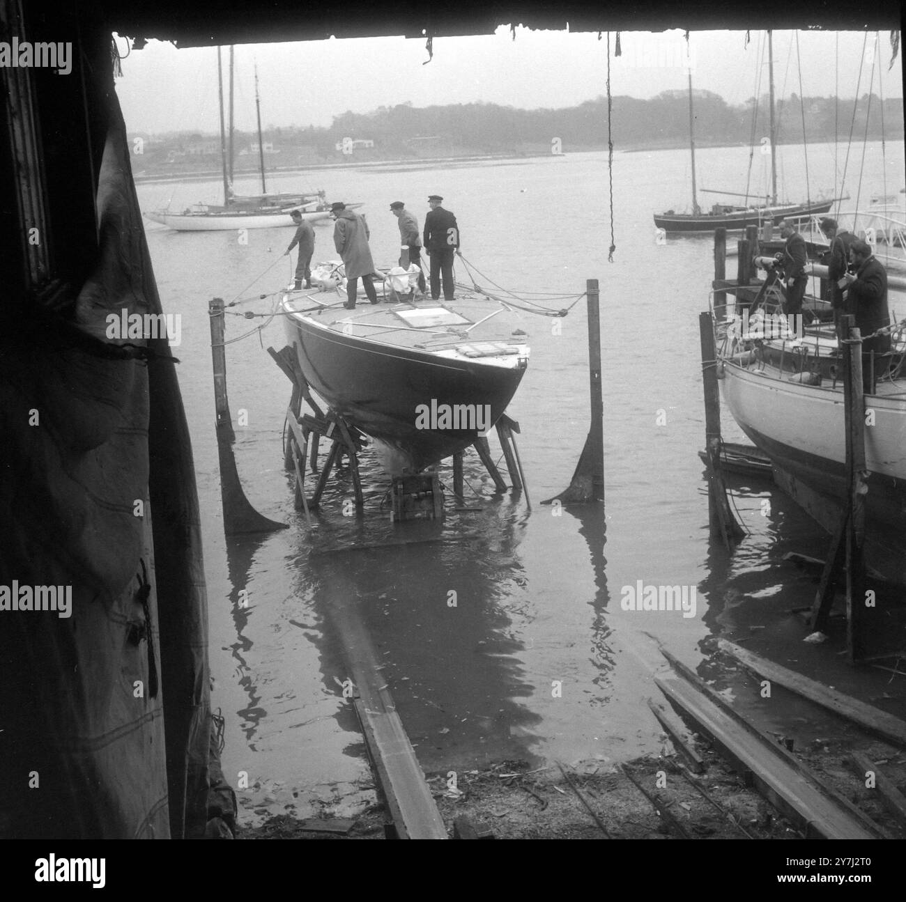 YACHT SOVERIEGN LANCÉ APRÈS LA RÉVISION HIVERNALE HAMBLE À SOUTHAMPTON - POSSIBLE COUPE AMÉRICAINE CHALLENGER ; 16 MARS 1964 Banque D'Images