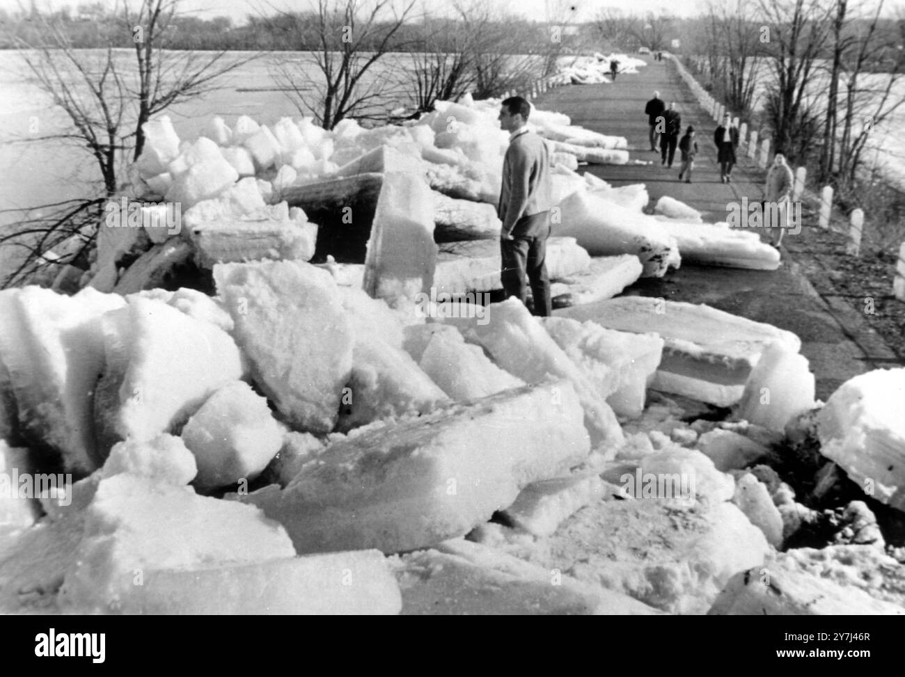 BARRAGE ROUTIER DE GLACE PRÈS DE LA RIVIÈRE MOHAWK COULÉ DES RIVES À NEW YORK ; 10 MARS 1964 Banque D'Images