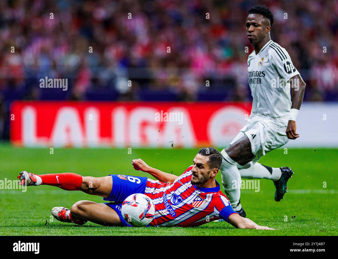 Madrid, Allemagne. 29 septembre 2024. Fussball la Liga 8. Spieltag Atletico Madrid - Real Madrid AM 29.09.2024 im Wanda Metropolitano in Madrid Koke ( Atletico ), vorne - Vinicius Junior ( Real ), hinten Foto : Revierfoto crédit : ddp media GmbH/Alamy Live News Banque D'Images