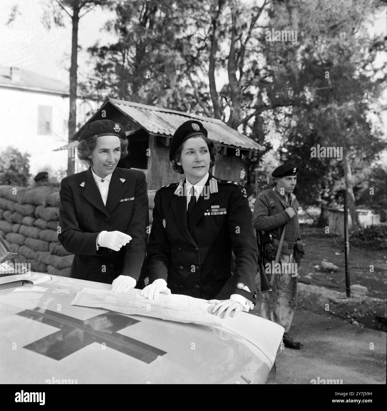 SHEELAGH PATERSON ET IRENE CHECKLEY DE LA BRIGADE DES AMBULANCES ST JOHN'S À NICOSIE, CHYPRE / ; 4 MARS 1964 Banque D'Images
