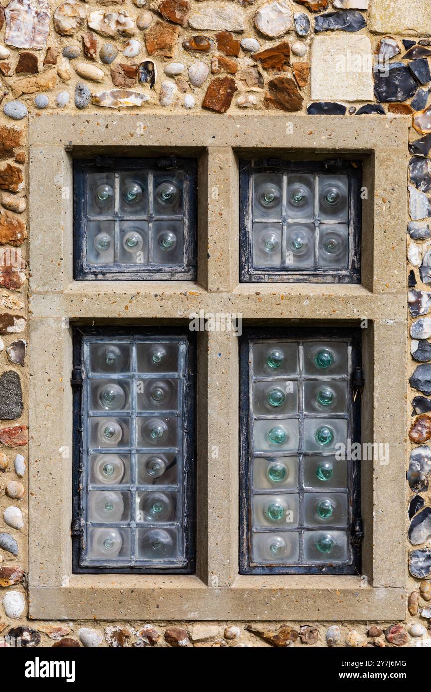 Verre de couronne, fond de bouteille de verre détail de vitre, ruines monastiques de l'abbaye de Leiston, construit en 1182 par Ranulf de Glanville. Dédié à Sainte Marie. Suff Banque D'Images