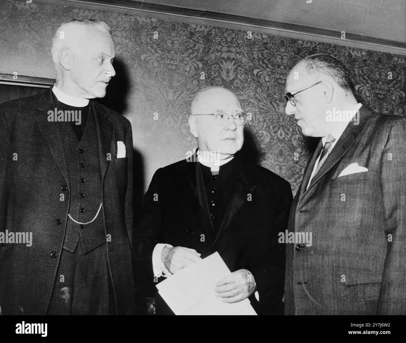 ARTHUR LEE KINSOLVING, LE RABBIN MAX SCHENK ET LE CARDINAL FRANCIS SPELLMAN SE PRONONCENT SUR LA RELIGION ET LA RACE À NEW YORK / ; 27 FÉVRIER 1964 Banque D'Images