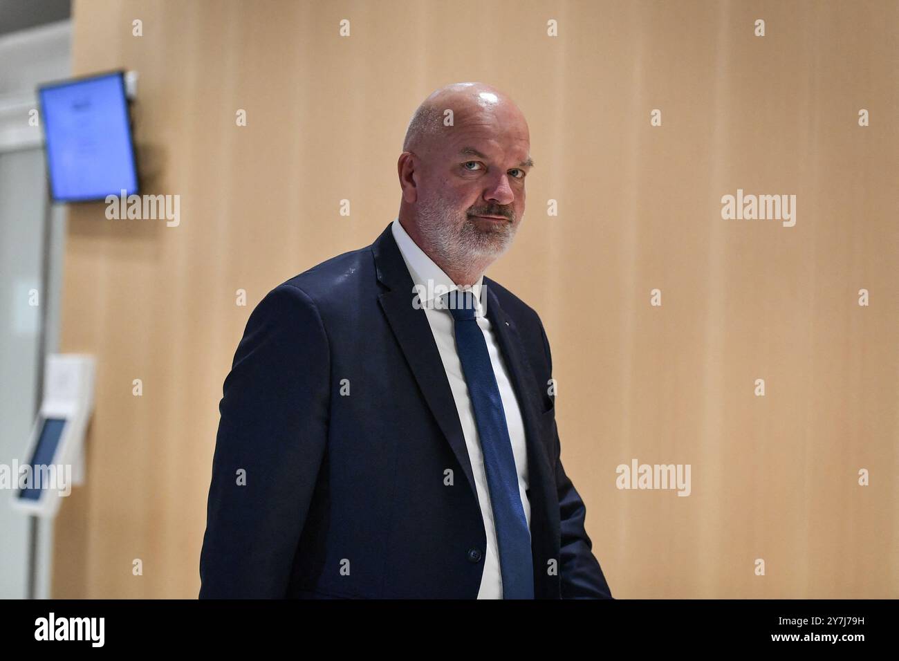 Paris, France. 30 septembre 2024. Thierry Legier, homme politique et garde du corps français, regarde le député français et président du rassemblement national lors du procès de Marine le Pen à l'Assemblée nationale pour suspicion de détournement de fonds publics européens au palais de justice, à Paris, le 30 septembre 2024. Photo de Firas Abdullah/ABACAPRESS. COM Credit : Abaca Press/Alamy Live News Banque D'Images