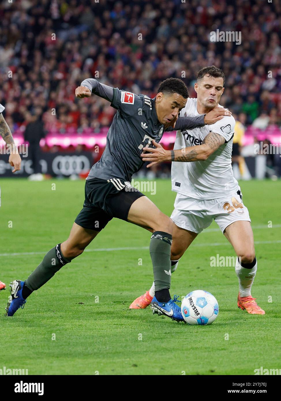 Munich, Deutschland. 28 septembre 2024. GER, Munich, 1. Bundesliga, football, FC Bayern Munich - Bayer 04 Leverkusen, Allianz Arena, 28 septembre 2024, match de championnat, 5e journée, hommes, saison 2024/25 Jamal Musiala (FC Bayern Muenchen, 42) et granit Xhaka (Bayer 04 Leverkusen, 34) crédit : HMB Media/Alamy Live News Banque D'Images