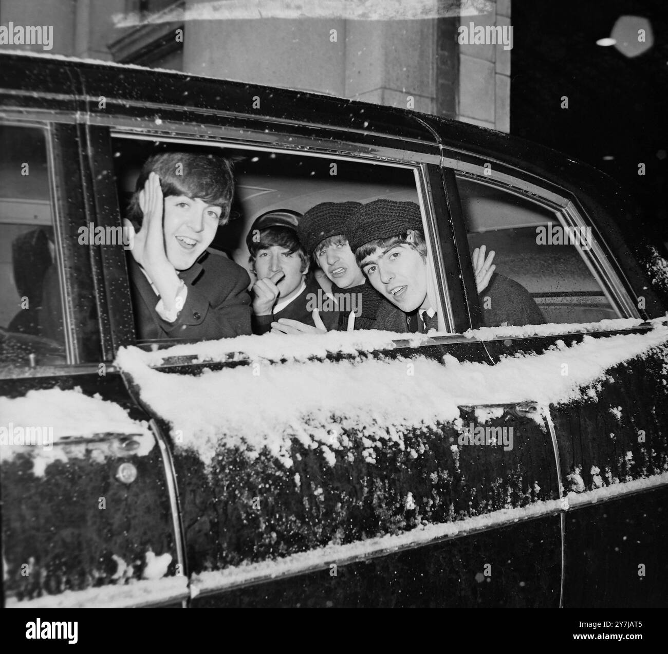 13 FÉVRIER 1964 LA VAGUE DES BEATLES D'UNE VOITURE ENNEIGÉE APRÈS LEUR ARRIVÉE À LA STATION UNION STREET À WASHINGTON DC, USA. Banque D'Images