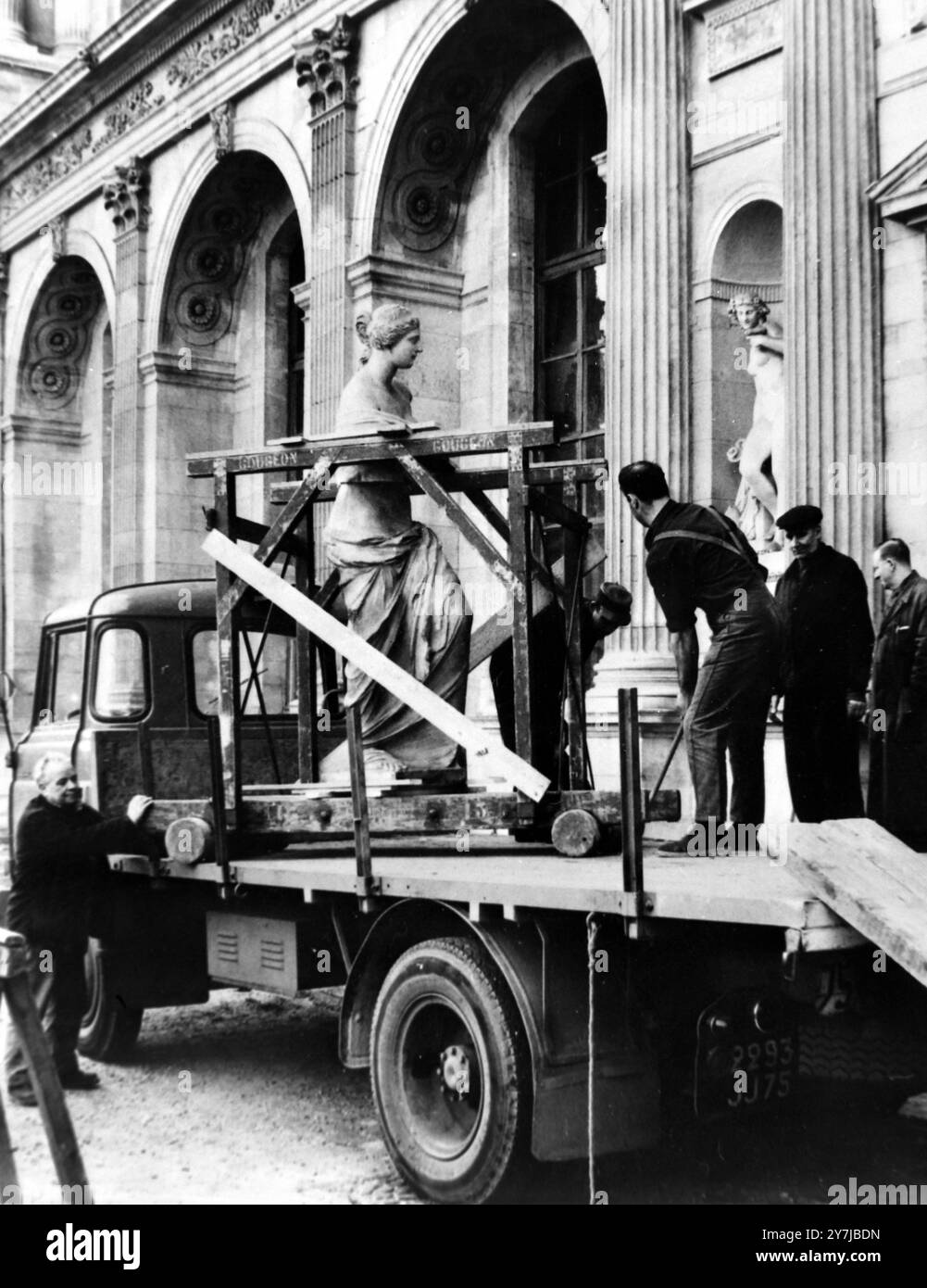 STATUE DE LA VÉNUS DE MILO QUITTE LE LOUVRE À PARIS SUR UN CAMION EN DIRECTION DE TOKYO ; 12 FÉVRIER 1964 Banque D'Images