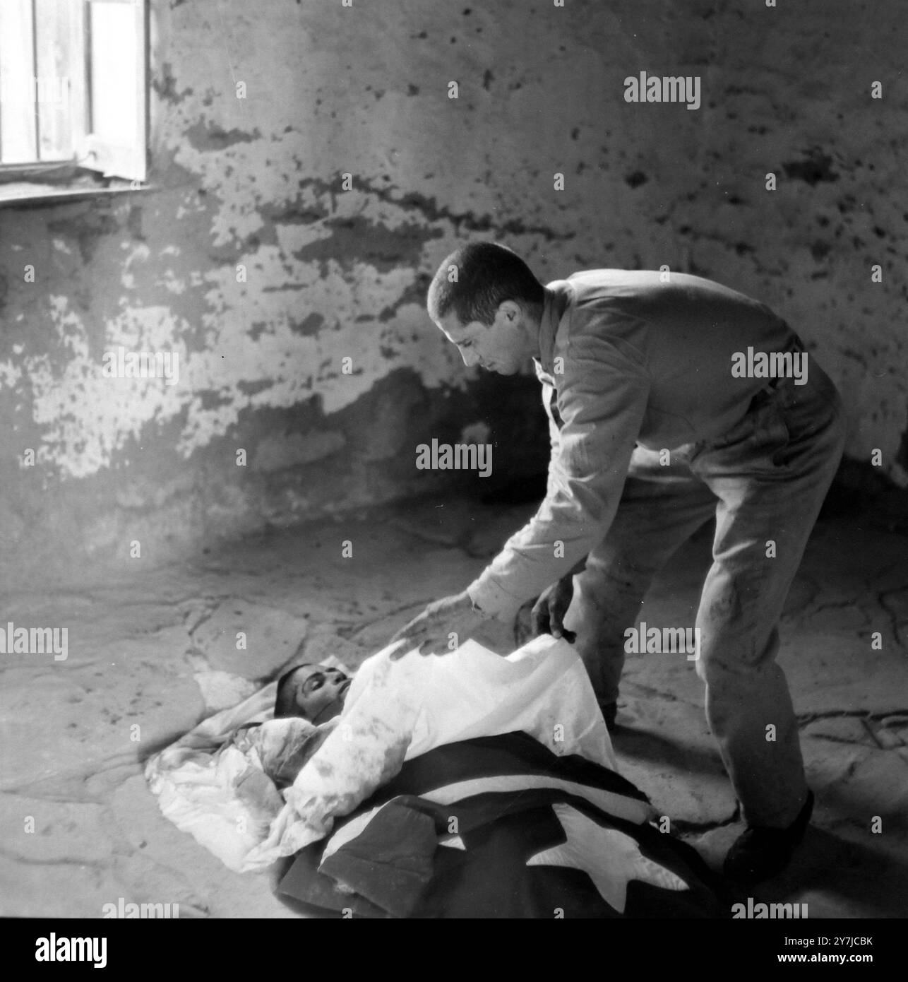 8 FÉVRIER 1964 UN CHYPRIOTE TURC COUVRE LE CORPS DE SON FRÈRE DE 12 ANS MORT D'UN DRAPEAU TURC APRÈS DE VIOLENTS COMBATS AVEC DES CHYPRIOTES GRECS À AGIOS SOZOMENOS, PRÈS DE NICOSIE (CHYPRE) Banque D'Images