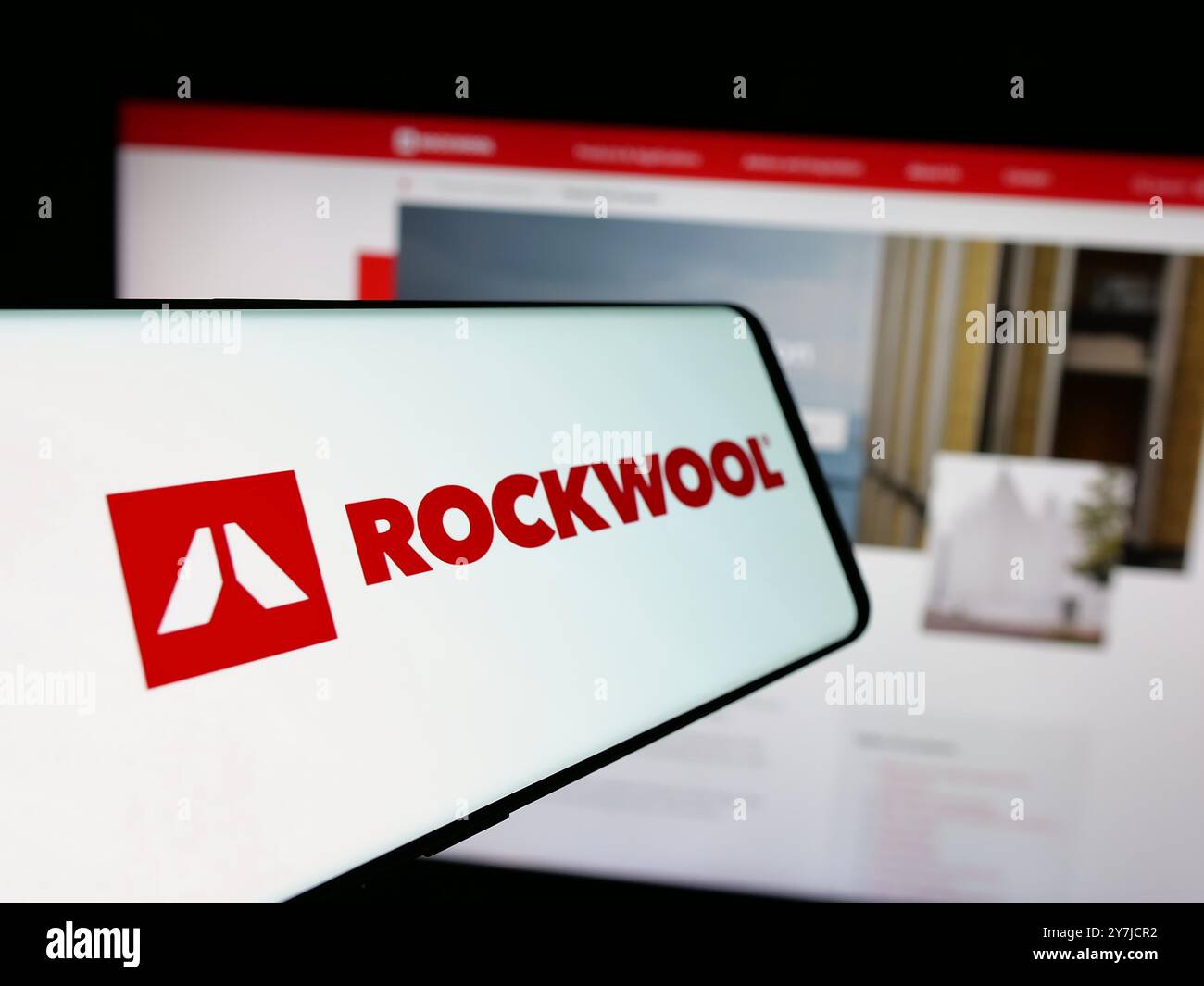 Téléphone portable avec logo de la société danoise de laine minérale Rockwool COMME sur l'écran en face du site Web de l'entreprise. Mettez l'accent sur le centre-gauche de l'écran du téléphone. Banque D'Images